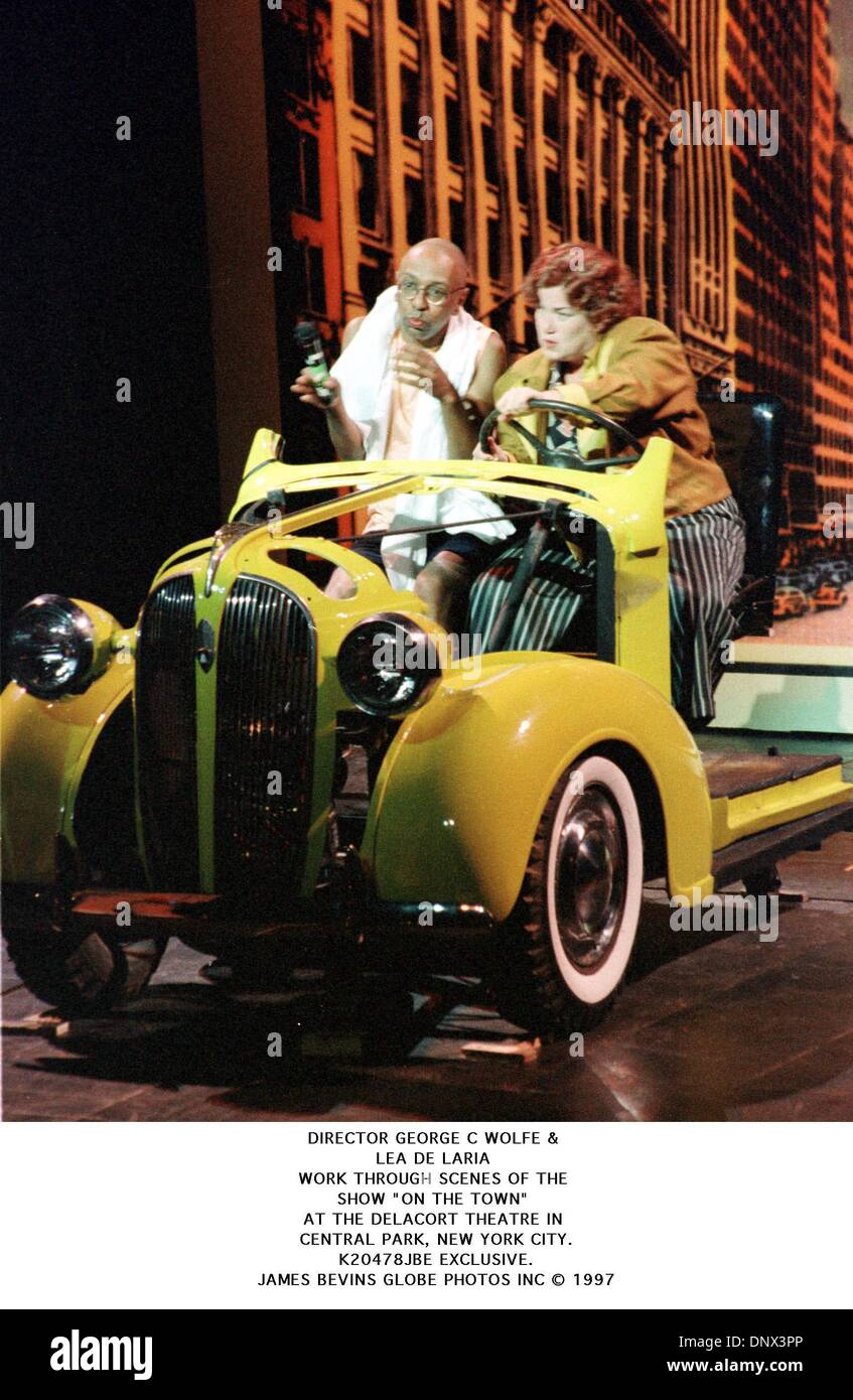 12. Juni 2001 - arbeiten Direktor GEORGE C WOLFE & LEA DE LARIA durch Kulissen der SHOW '' in der Stadt '' im DELACORT THEATRE im CENTRAL PARK in NEW YORK CITY... K20478JBE exklusive JAMES BEVINS 1997 (Kredit-Bild: © Globe Photos/ZUMAPRESS.com) Stockfoto