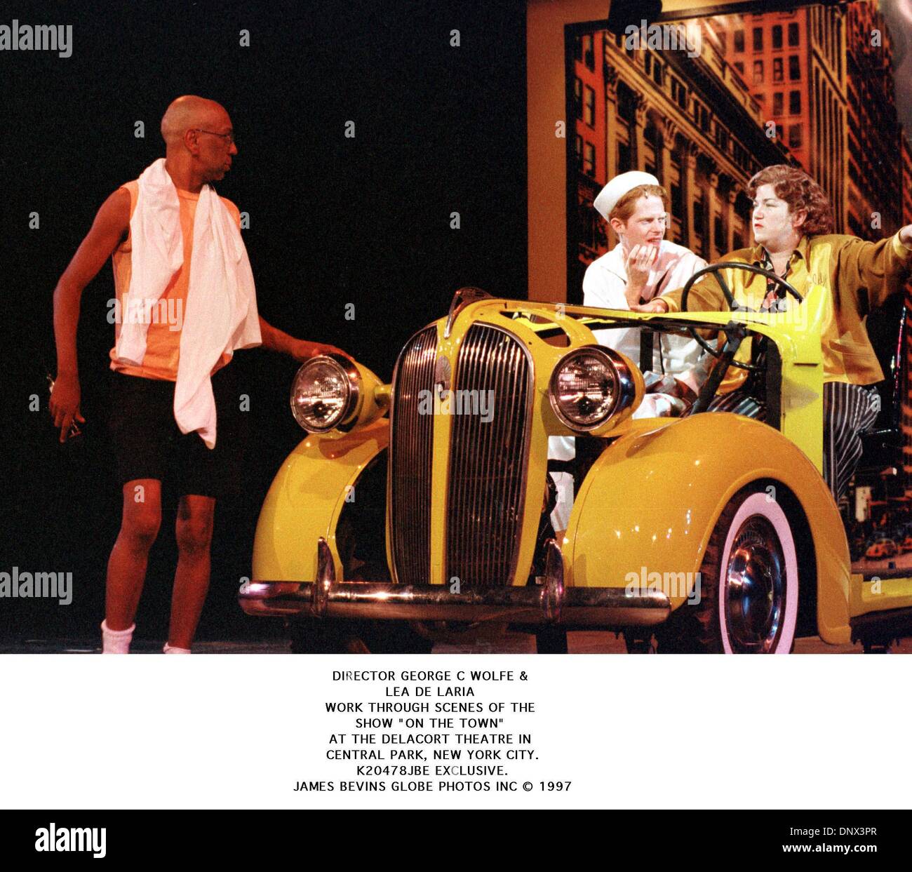 12. Juni 2001 - arbeiten Direktor GEORGE C WOLFE & LEA DE LARIA durch Kulissen der SHOW '' in der Stadt '' im DELACORT THEATRE im CENTRAL PARK in NEW YORK CITY... EXKLUSIVE K20478JBE... JAMES BEVINS 1997 (Kredit-Bild: © Globe Photos/ZUMAPRESS.com) Stockfoto