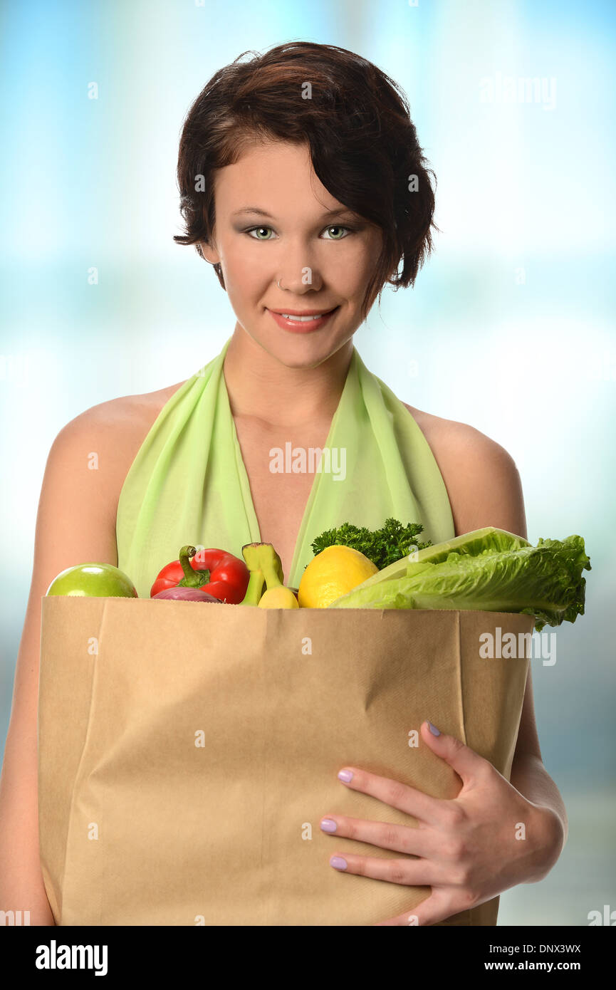 Porträt der schönen jungen Frau Sack Lebensmittelgeschäfte Stockfoto