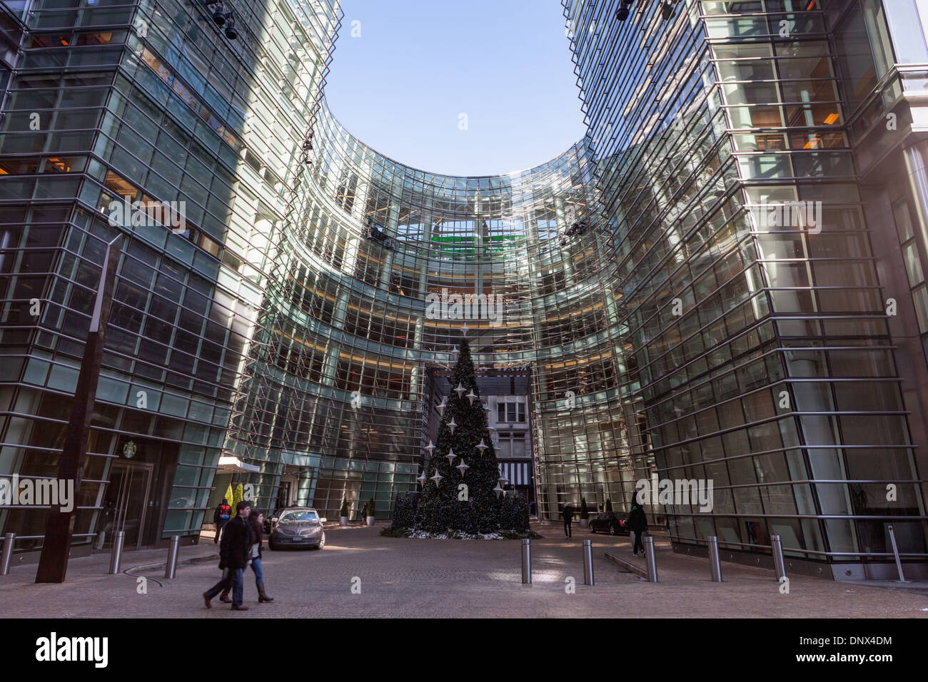 Bloomberg Tower, hat gebogene siebenstöckigen Atrium und offene Plaza ...