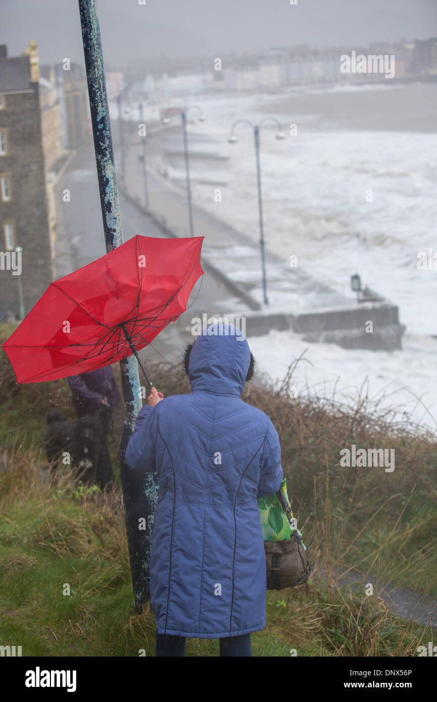 Aberystwyth, Wales, UK. 6. Januar 2013. Der Küste Aberystwyth auf Cardigan Bay, noch unter erheblichen Schäden, die durch riesige Wellen über mehrere Tage, wurde am 6. Januar wieder bei Flut geschlagen. Windböen von 70 km/h und einem riesigen Wellengang verursacht Wellen brechen über Küstenschutzes, Bewohner der Küste Gebäude evakuiert werden und der Wholw-Promenade, von der Polizei und des Rates Arbeiter abgesperrten werden. Bildnachweis: atgof.co/Alamy Live News Stockfoto