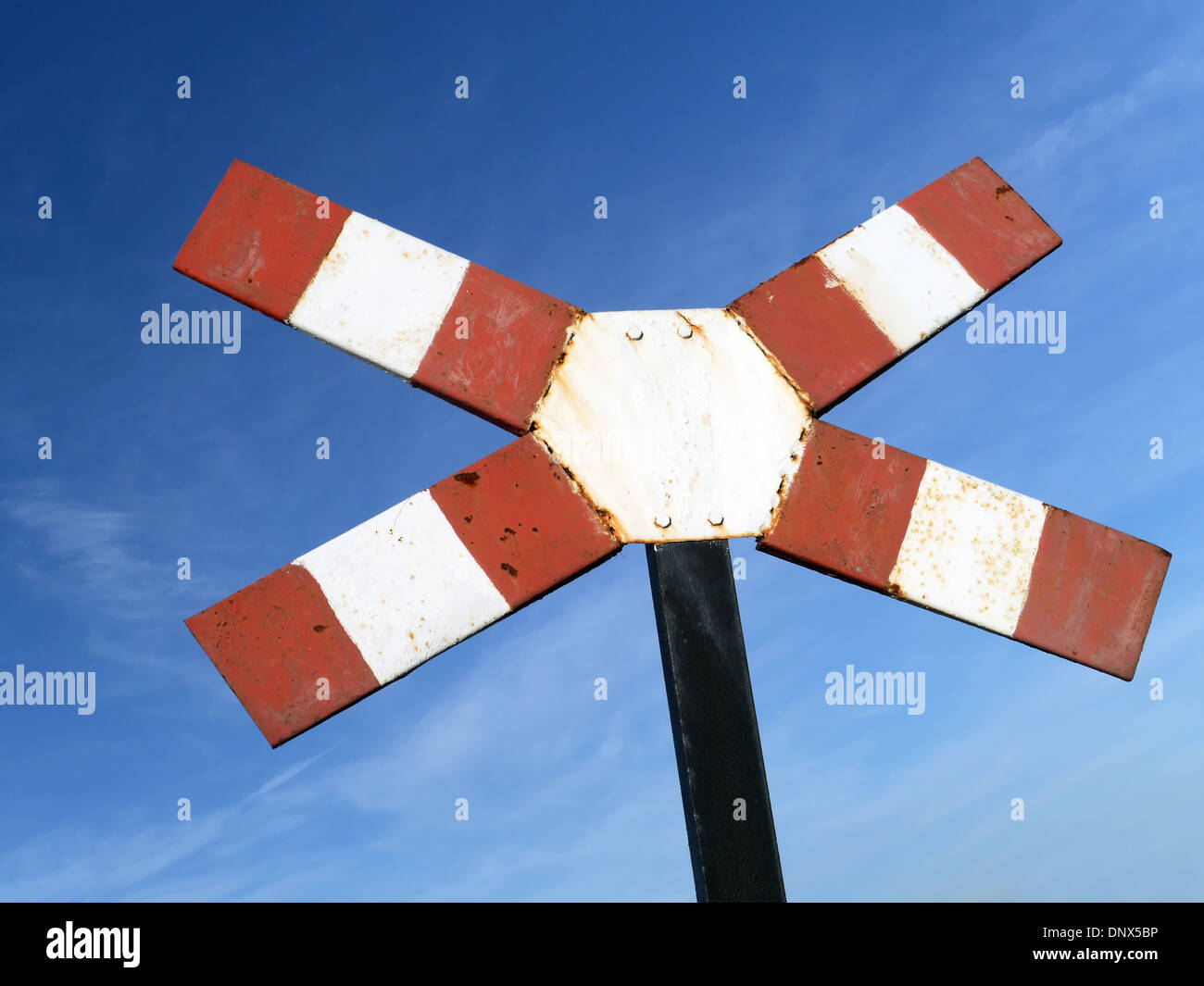 Warnung Kreuz für eingleisige Bahnübergänge über blauen Himmel Stockfoto