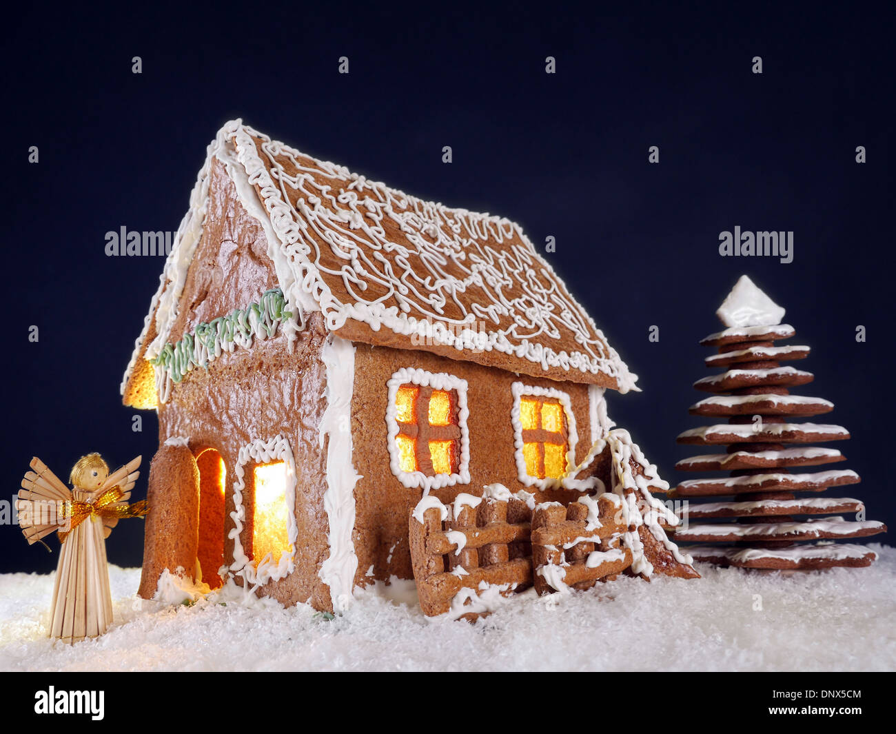 Kleine Hütte und Weihnachtsbaum aus Lebkuchen gemacht Stockfoto