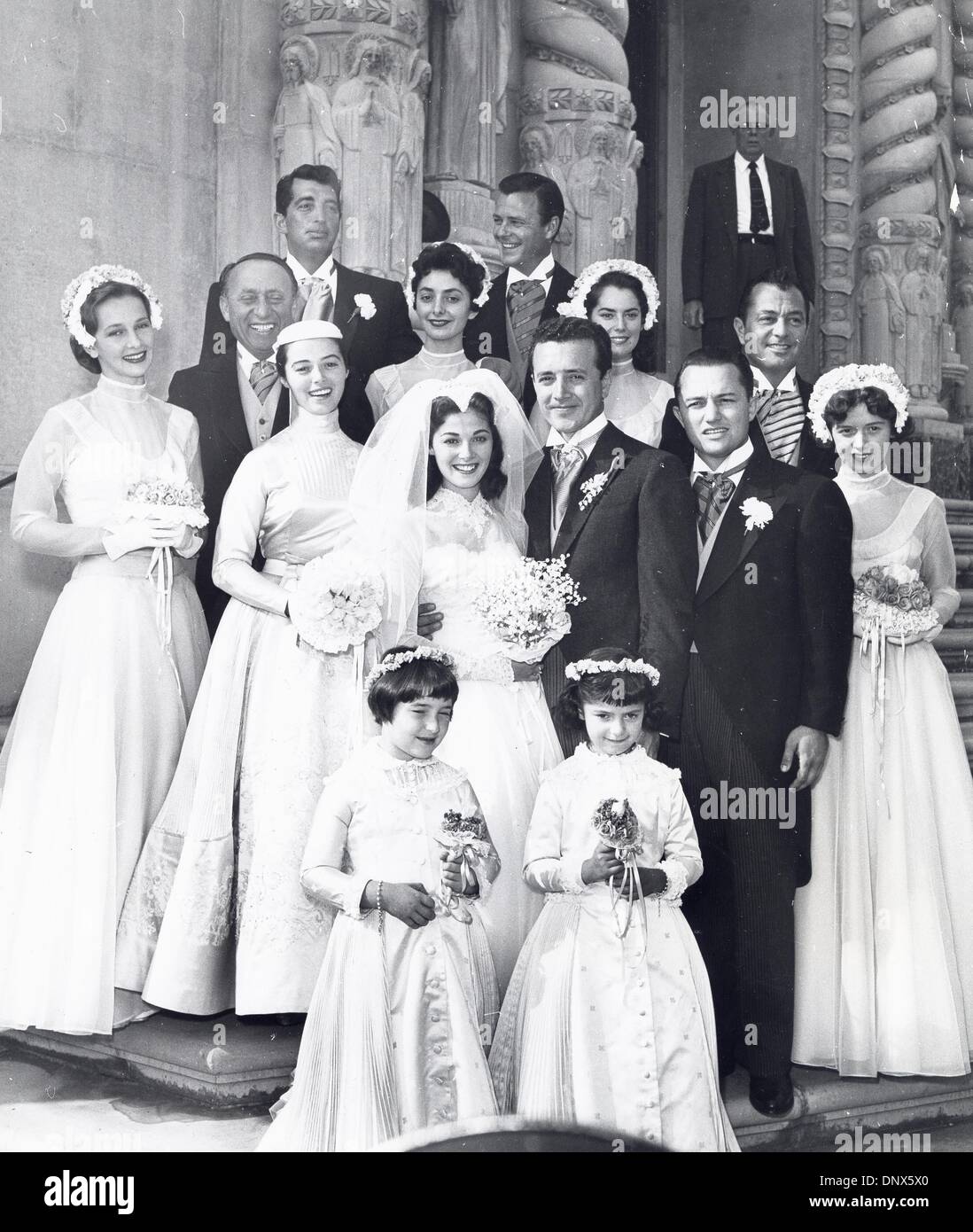 27. September 1954 - waren PIER ANGELI Vic Damone Hochzeitstag 1954.The Blumenmädchen Patrizia Pierangeli, Pier Schwesterchen und Simonetta Giaroli, Tochter eines Freund der Familie. Zweite Reihe: Marissa Pavean (Pier Zwillingsschwester und Trauzeugin) Pier, Vic, Bo Ross Jr. Trauzeuge und Lupita Kohner, Brautjungfer. Dritte Zeile: Ballerina Taina Elg, Joseph Pasternak, Elaine und Sandra Farinola (Si Stockfoto