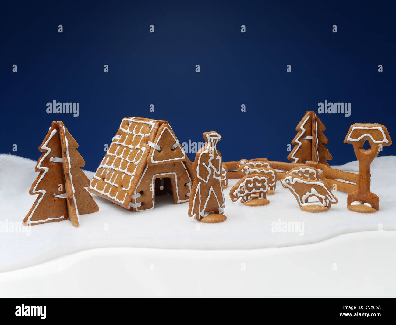 Winter-Szene arrangiert von Lebkuchen-Figuren, welche Hirte mit Schafherde und Hütte Stockfoto