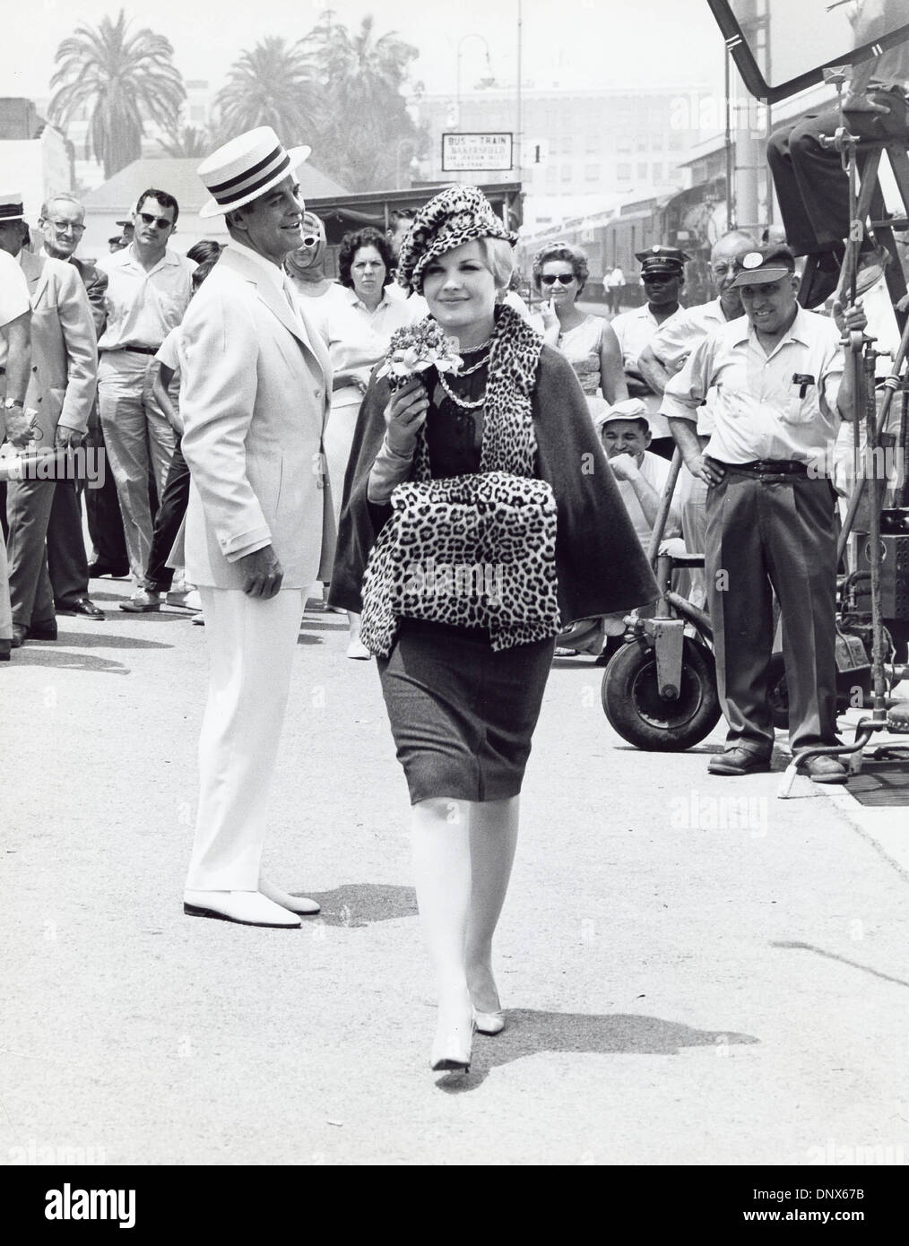 2. Juli 1964 - CARROLL BAKER mit Bob Cummings.The Carpetbaggers.1964. (Kredit-Bild: © Globe Photos/ZUMAPRESS.com) Stockfoto