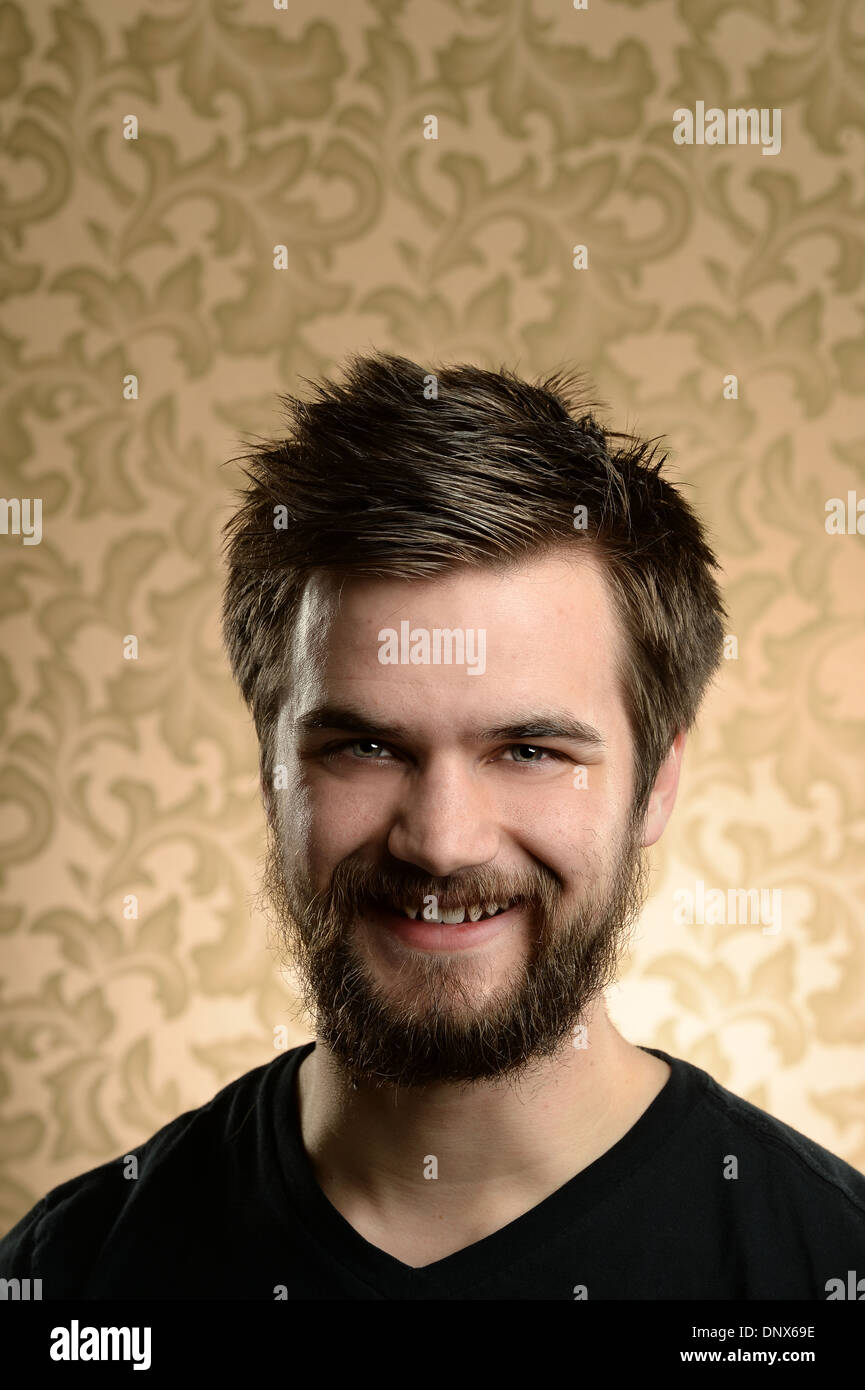 Porträt des jungen Mannes mit Bart mit Vintage Muster im Hintergrund - Top Platz können abgeschnitten oder für Copyscape verwendet werden Stockfoto