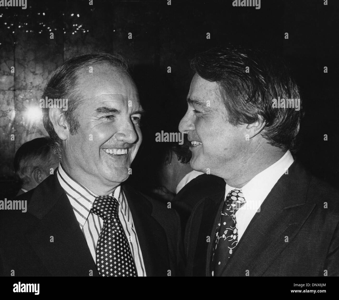 15. Mai 1974 - Washington D.C., USA - Vereinigte Staaten Senator von South Dakota GEORGE MCGOVERN im Chat mit ROBERT Sargent SHRIVER auf einer Konferenz. (Kredit-Bild: © KEYSTONE Bilder USA/Zumapress.com) Stockfoto