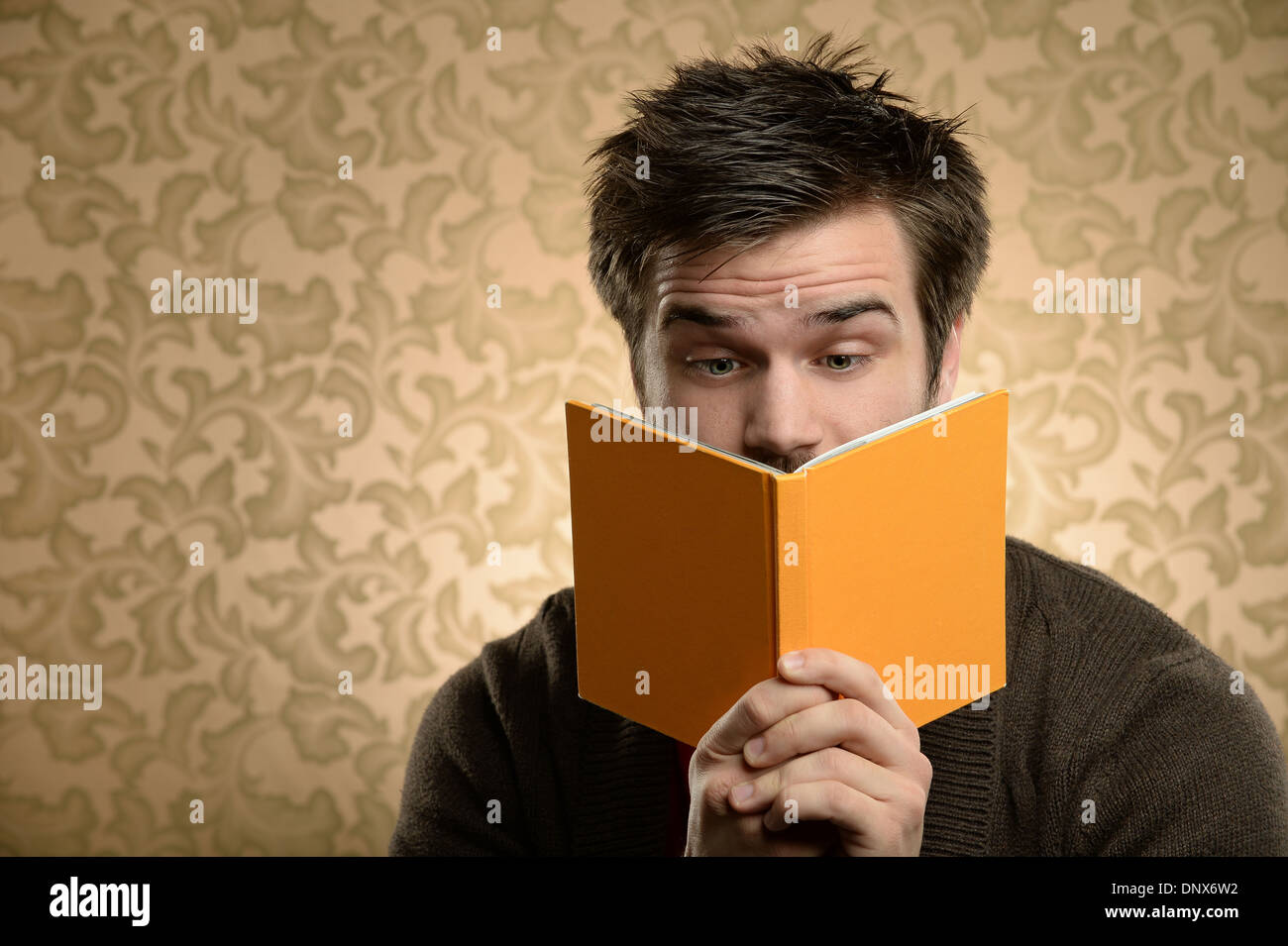 Porträt des jungen Mannes Buch über Retro-Hintergrund Stockfoto