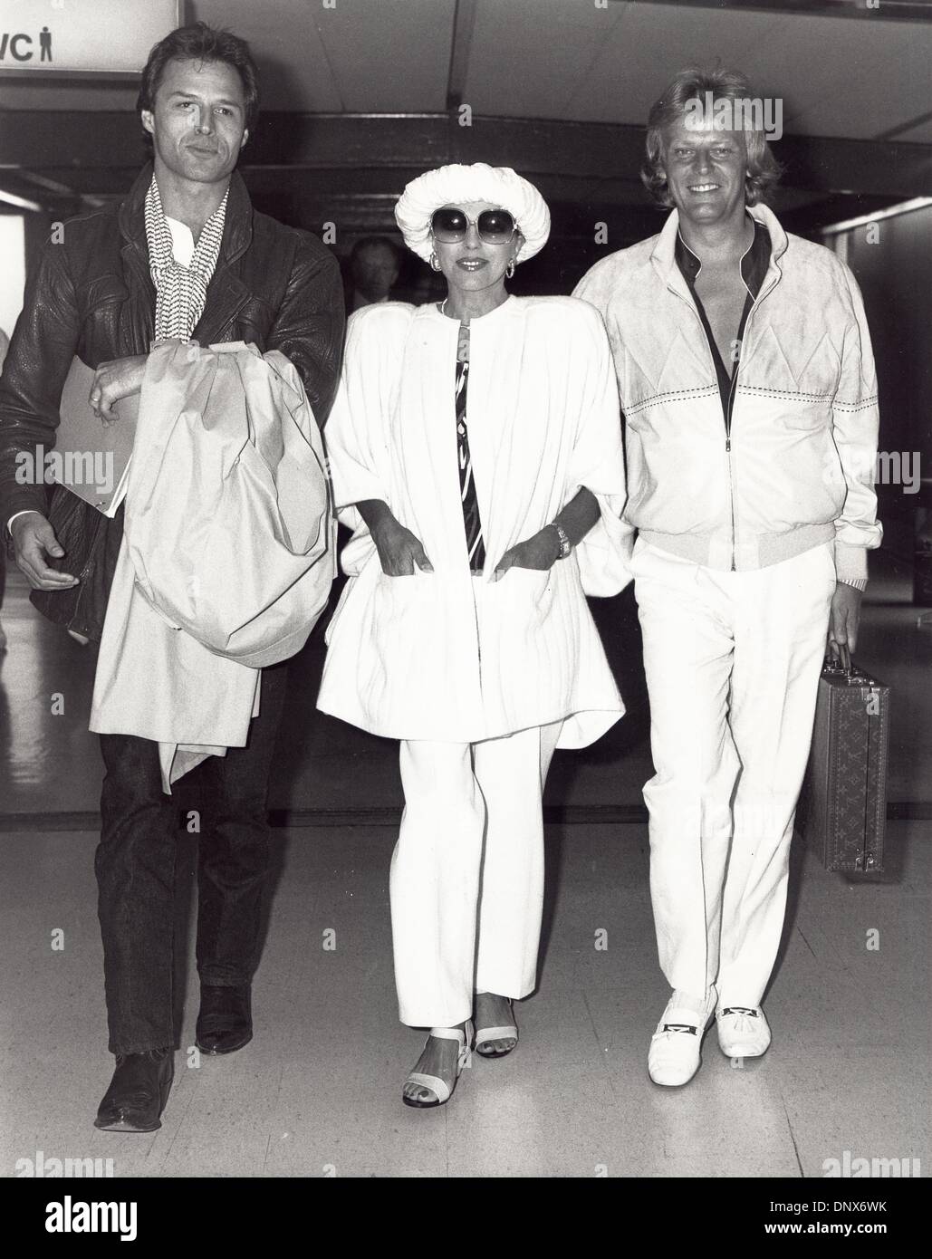 19. September 1985 - JOAN COLLINS mit ihrem Verlobten Peter Holm und Michael Nader in London ...