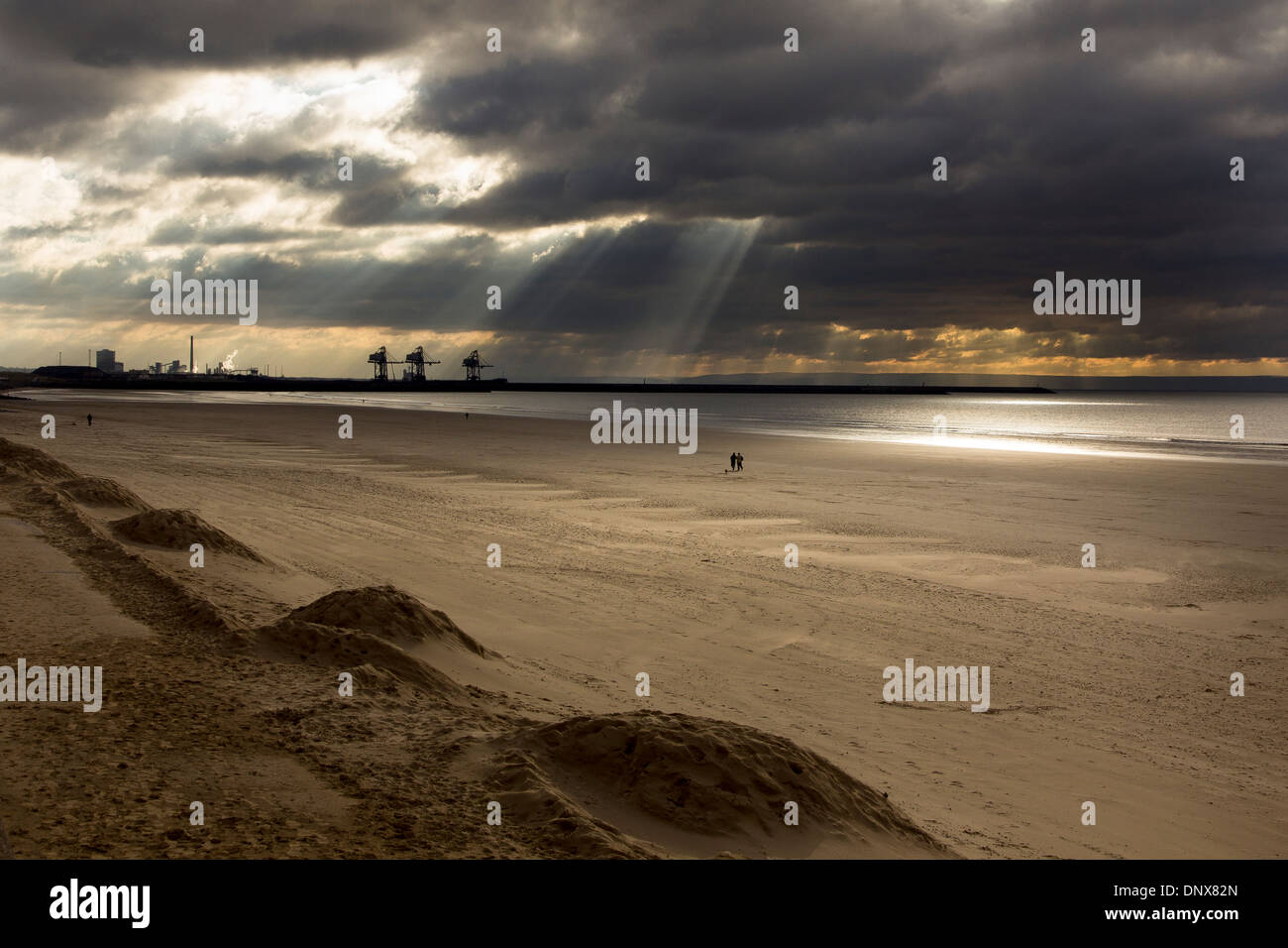 Aberavon Beach mit Blick auf Port Talbot Stahlwerk Stockfoto