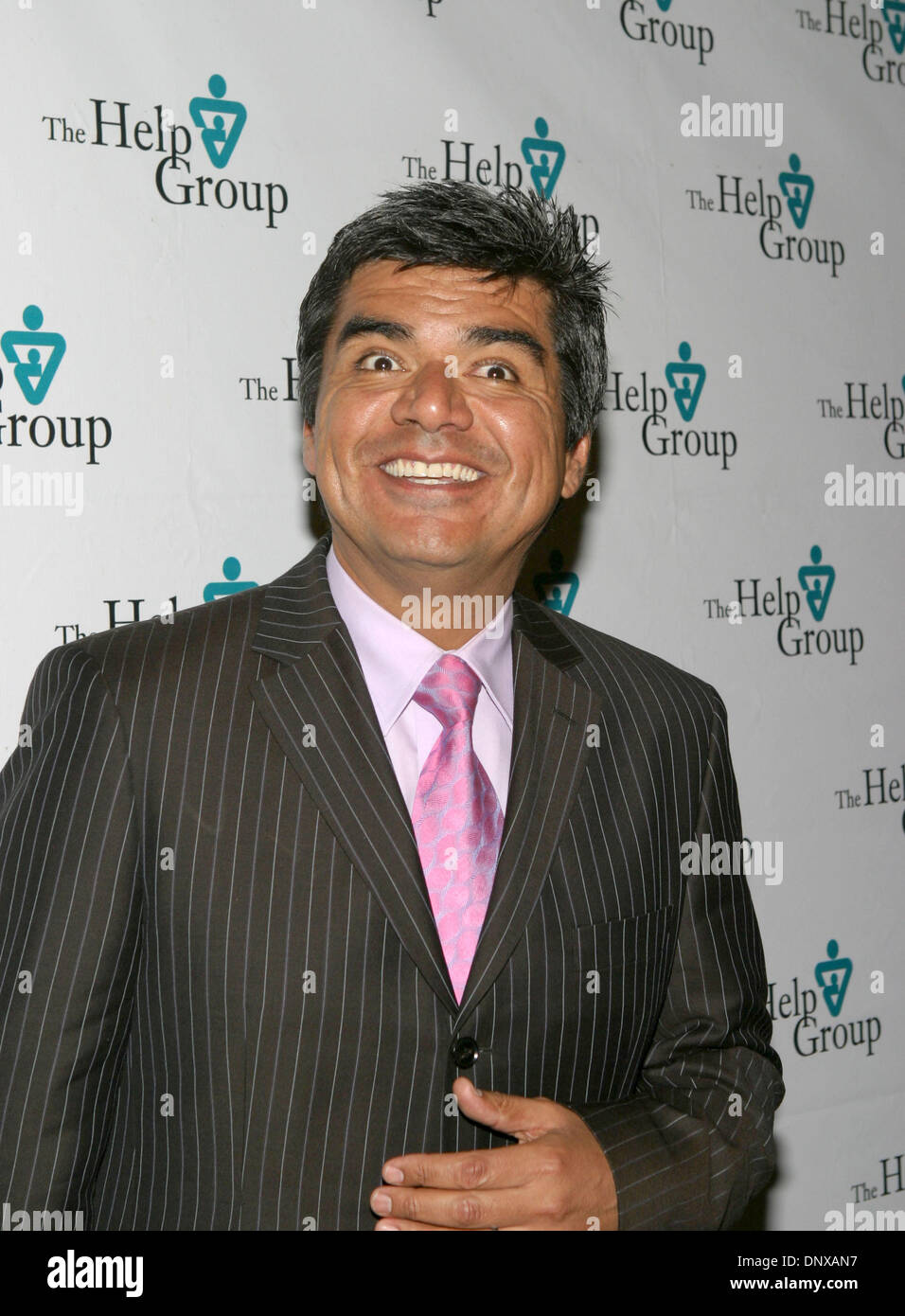 3. Dezember 2005; Beverly Hills, CA, USA; Komiker und Schauspieler GEORGE LOPEZ angekommen die helfen Gruppe Teddy Bear Ball an er Beverly Hilton. Obligatorische Credit: Foto von Marianna Day Massey/ZUMA Press. (©) Copyright 2005 von Marianna Tag Massey Stockfoto