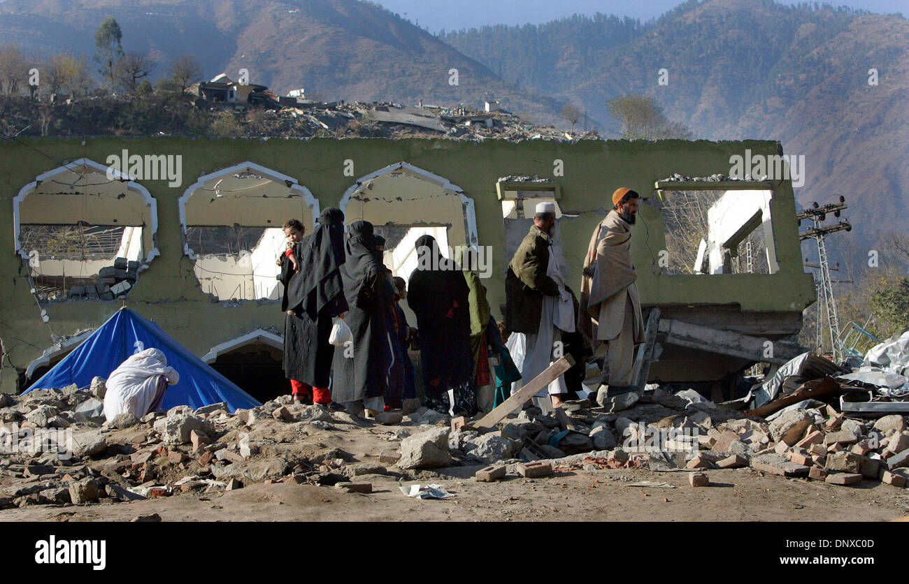 5. Dezember 2005; Balakot, PAKISTAN; Nachwirkungen des Erdbebens in Pakistan am 8. Oktober 2005. Eine Familie macht ihren Weg über einen Haufen von Schutt und wo ein Hotel war einmal in der Mitte von Balakot Stadt in Pakistan. Obligatorische Credit: Foto von Nelvin Cepeda/San Diego Union T/ZUMA Press. (©) Copyright 2005 von San Diego Union T Stockfoto