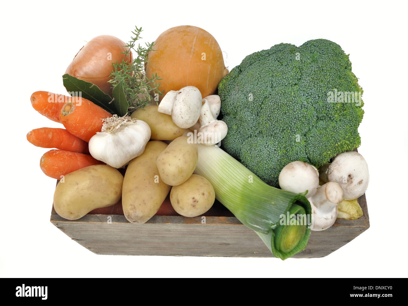 verschiedene saisonale Gemüse und Pilze im Holz Korb auf weißem Hintergrund Stockfoto