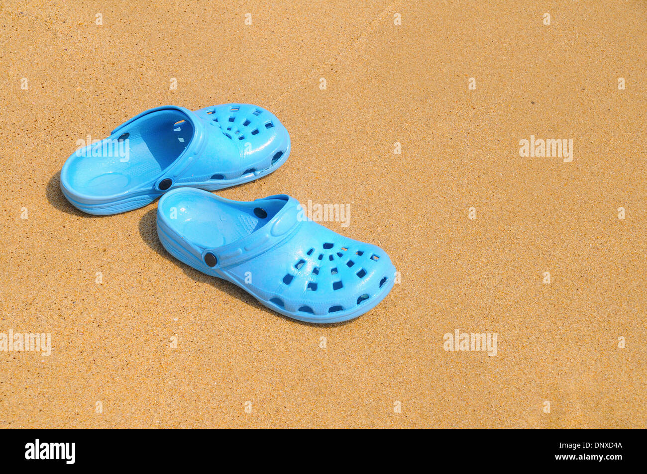 Strandsandalen auf dem Sand. Stockfoto