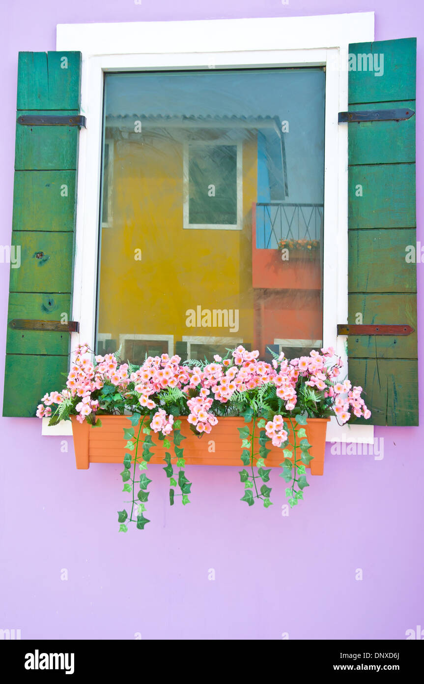 bunte künstliche Blume für Fensterdekoration Stockfoto