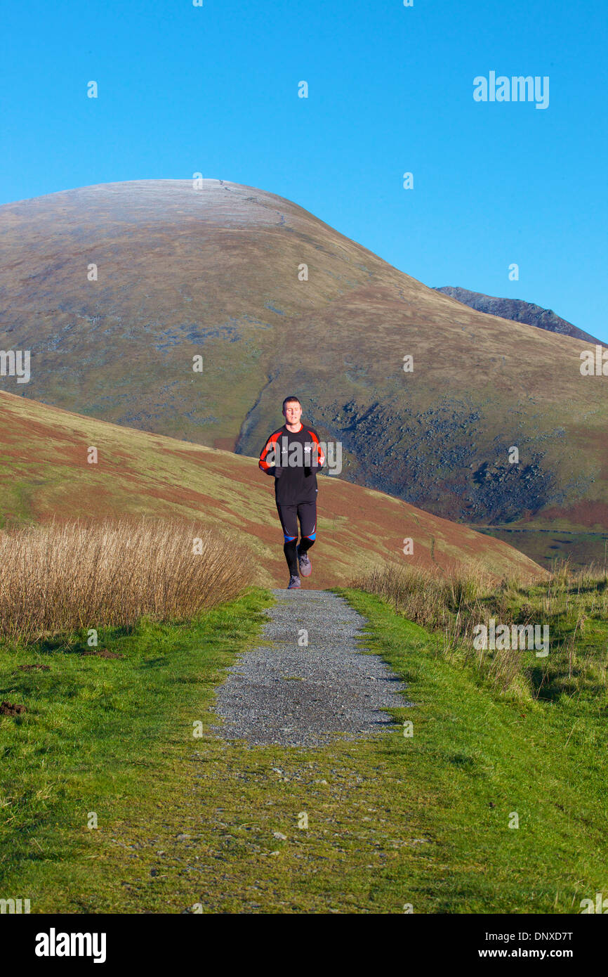 Verliebte sich Läufer auf Latrigg Blease fiel und der Fuß des Lonscale fiel im Hintergrund Lake District National Park Cumbria England Stockfoto