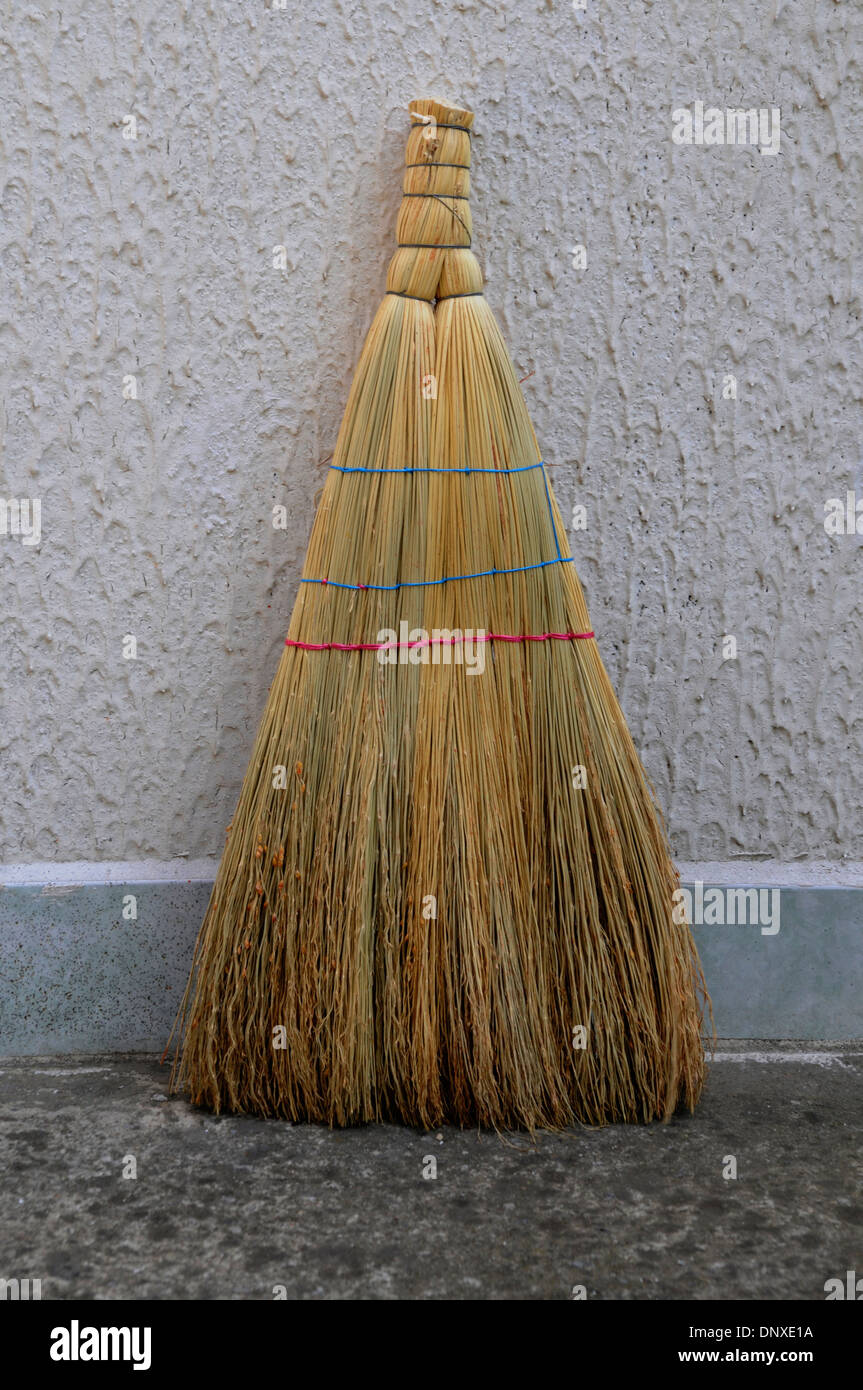 Besen warten an der Wand. Stockfoto