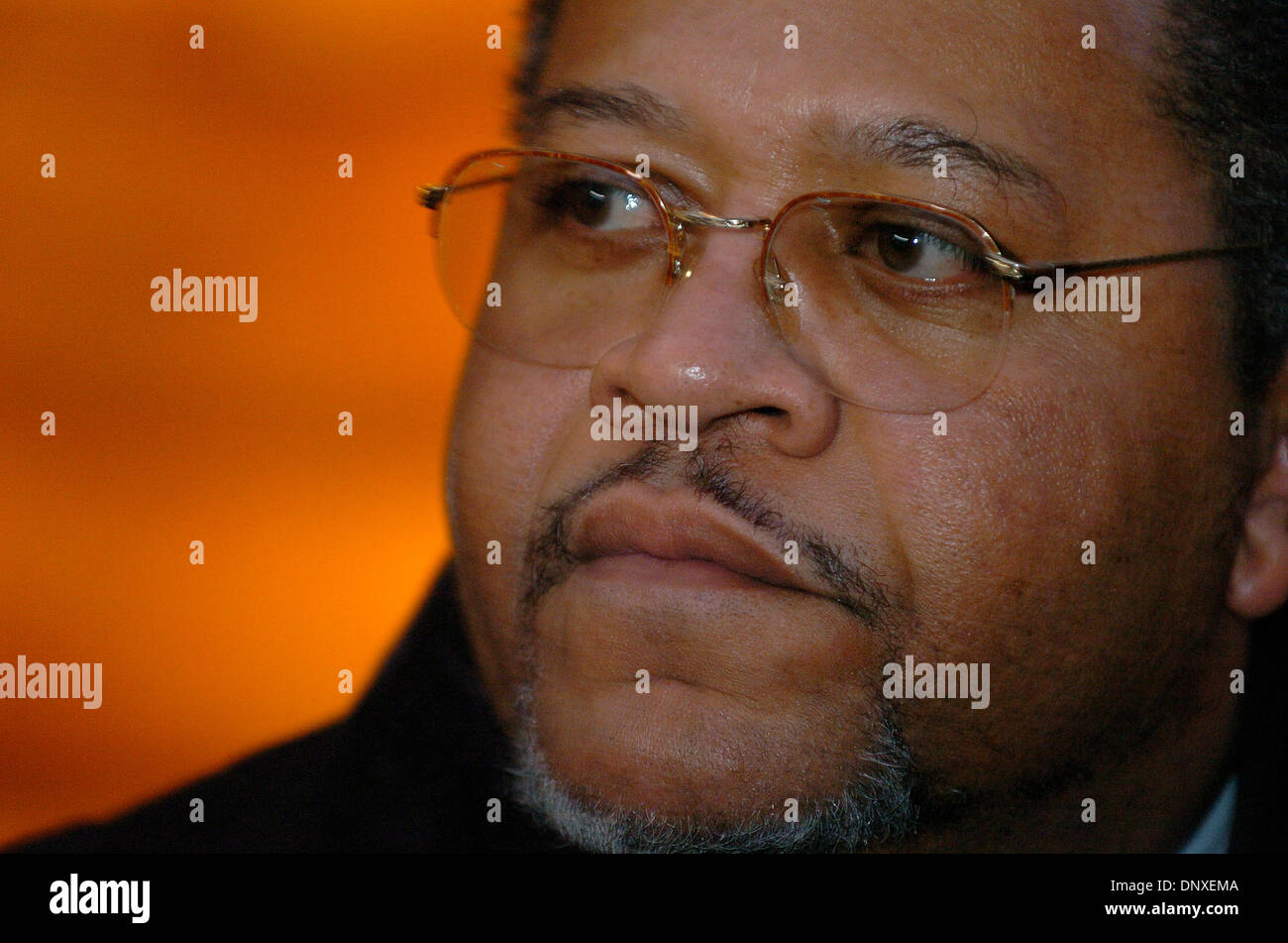 7. Dezember 2005; Manhattan, NY, USA; ROGER TOUSSAINT, Präsident der Transport Workers Union (TWU) lokale 100 spricht über den Stand der Vertragsverhandlungen mit der Metropolitan Transportation Authority (MTA) in einer Pressekonferenz vor MTA Sitz.  Obligatorische Credit: Foto von Bryan Smith/ZUMA Press. (©) Copyright 2005 von Bryan Smith Stockfoto