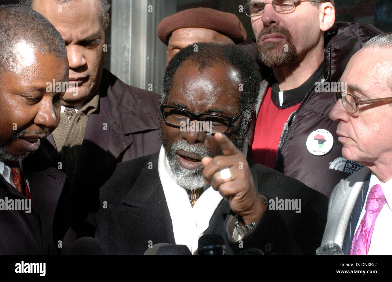 9. Dezember 2005; Manhattan, New York, USA; MOHAMAD DIBASSY (L) übersetzt als Ousmane Zongos Onkel, ADAMA ZONGO (L) und Rechtsanwalt für Ousmane Zongo, SANFORD RUBENSTEIN (R) sprechen die Medien nach Verurteilung. Ehemalige New York City Polizist Bryan Conroy wurde der strafrechtlich fahrlässiger Tötung Erschießung des Unar zu 500 Stunden gemeinnütziger Arbeit und 5 Jahre auf Bewährung verurteilt. Stockfoto