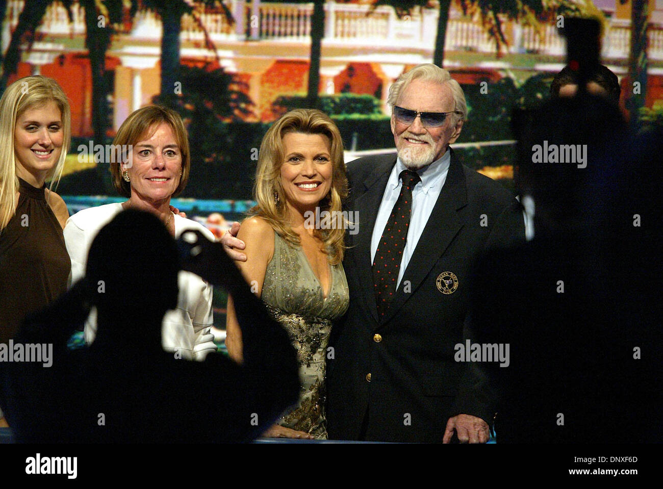 10. Dezember 2005; Ft. Lauderdale, FL, USA; Als etwas einer Promotion Wheel of Fortune Cowirt Vanna White stellt für private Bilder mit der Broeman Familie von Key Largo vor dem Ausführen von hinter den Kulissen um Kleider zu ändern, nach der Aufzeichnung der Show erste "Spaß In der Sonne" Segment im Broward County Convention Center in Fort Lauderdale Samstag, 10. Dezember 2005. Tippen Sie auf Sendungen von ft. Lauderdale Stockfoto