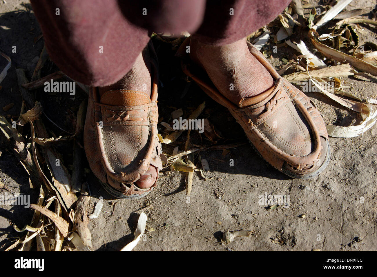 11. Dezember 2005; Kobul, AFGHANISTAN; Mehrere Kinder in Afghanistan tragen  Schuhe mit Löchern in das Leder getragen. Obligatorische Credit: Foto von  Nelvin Cepeda/San Diego Union T/ZUMA Press. (©) Copyright 2005 von San