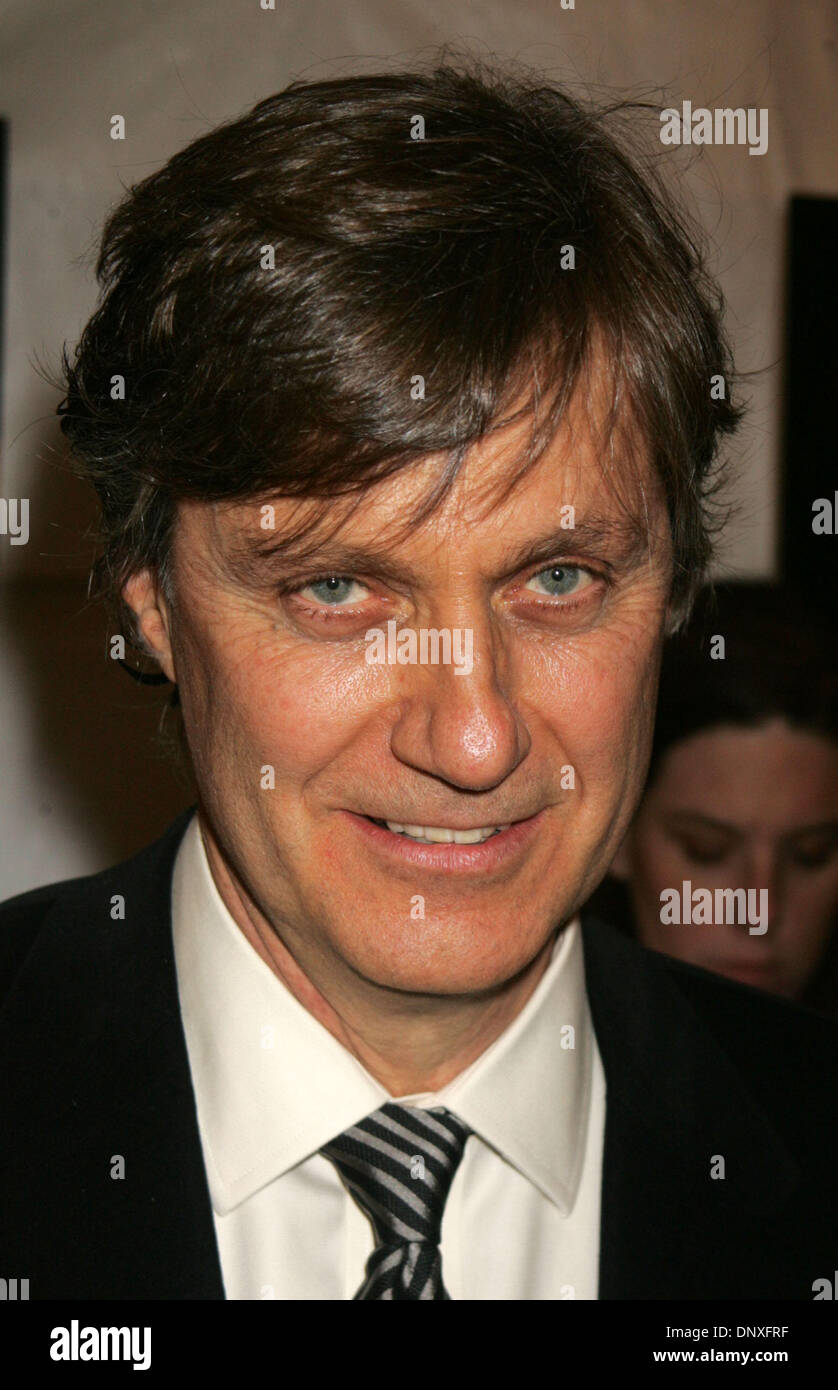 11. Dezember 2005; New York, NY, USA; Regisseur LASSE HALLSTRÖM bei der New York-Premiere von "Casanova" im Loews Lincoln Square Theater statt. Obligatorische Credit: Foto von Nancy Kaszerman/ZUMA Press. (©) Copyright 2005 von Nancy Kaszerman Stockfoto