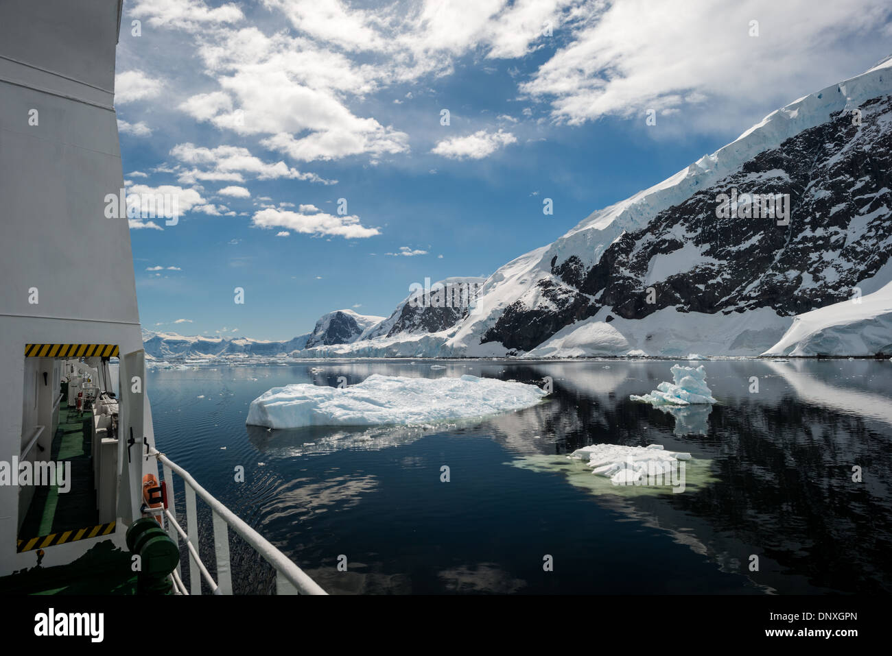 Antarktis - Das eisige und felsigen Landschaft Berge in Eis und Schnee bei Neko Harbour auf der Antarktischen Halbinsel abgedeckt ist auf Glasigen Spiegel reflektiert - wie ruhiges Wasser. Stockfoto