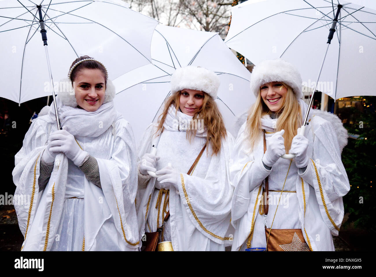 Drei junge Frauen gekleidet als Weihnachtsengel, Engel Markt oder Newmarkt Weihnachtsmarkt, Köln, Deutschland, Europa Stockfoto