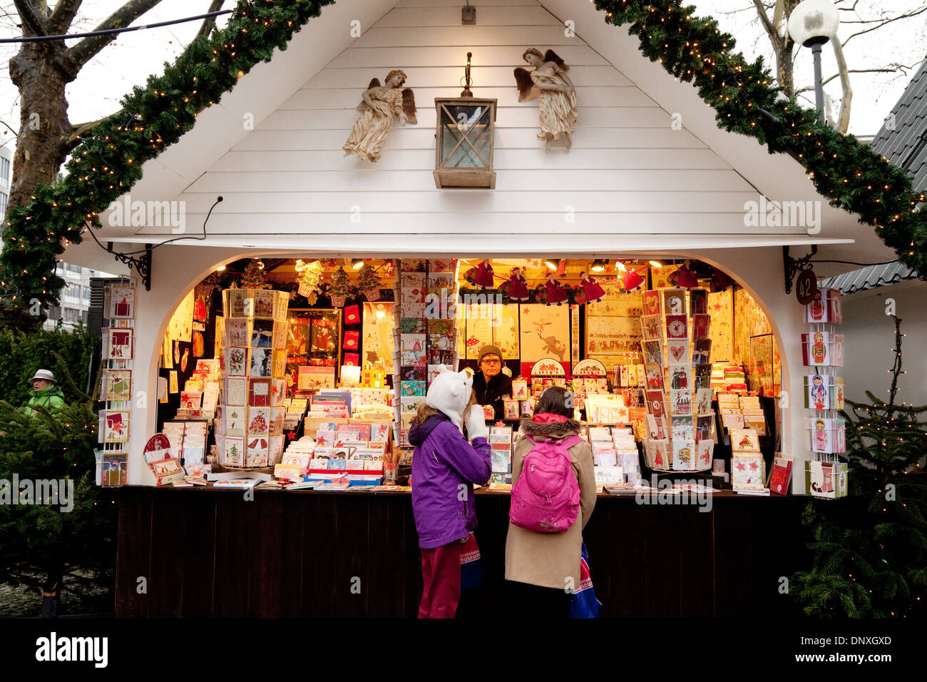 Christmas Market Köln - Kunden an einem Stand auf dem Newmarkt oder Engel Markt, Köln (Köln), Deutschland, Europa Stockfoto