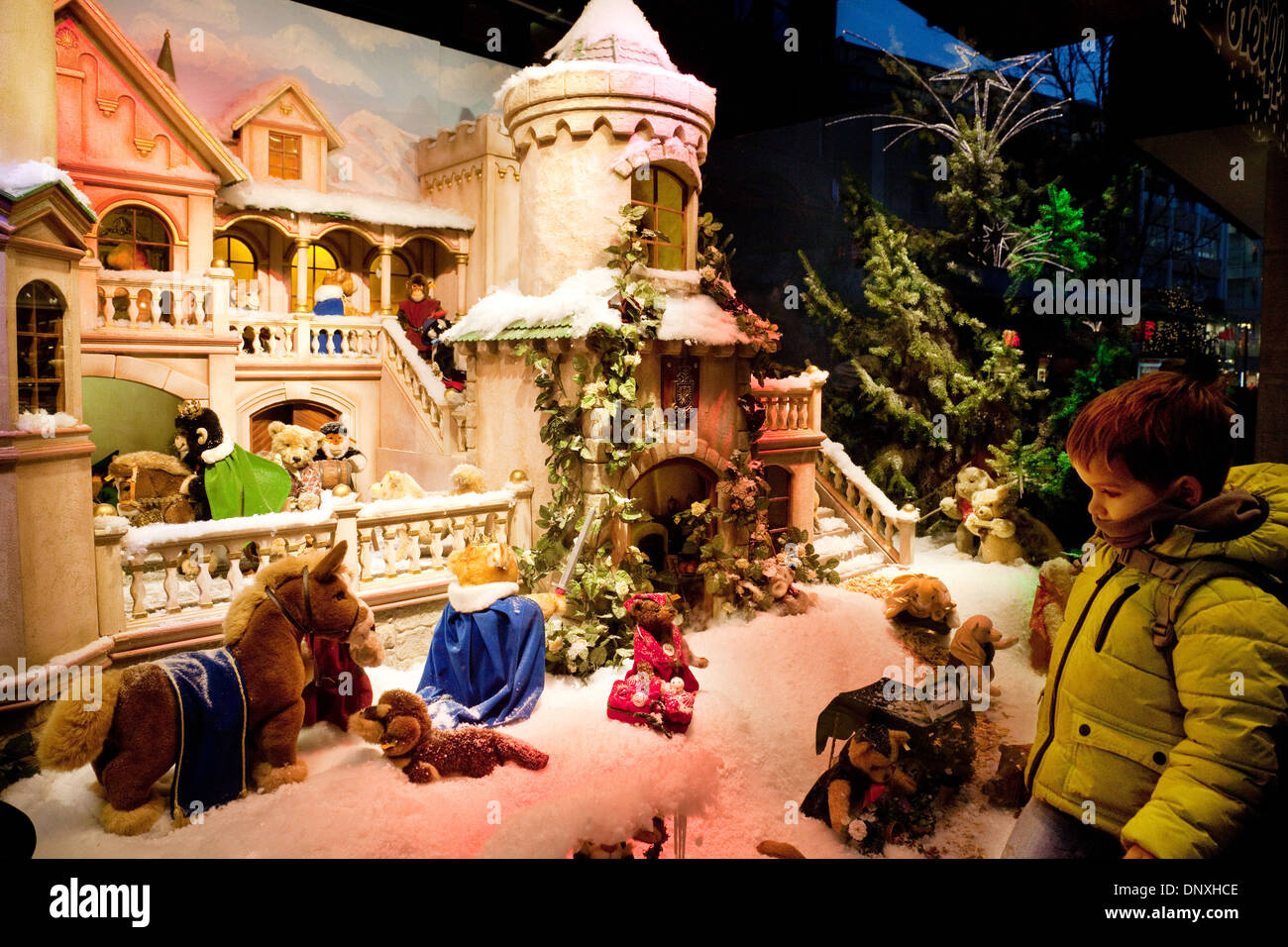 Ein Kind bei Toys in einem Schaufenster Shop betrachten, Weihnachten, Köln, (Köln), Deutschland, Europa Stockfoto