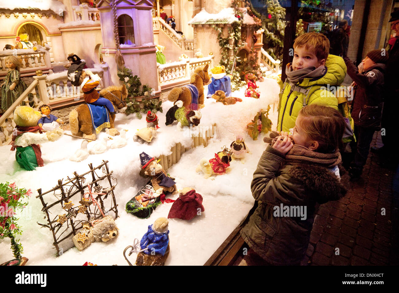 Kinder betrachten in einem Schaufenster an Spielzeug, Weihnachten, Xmas, Köln, Deutschland, Europa Stockfoto