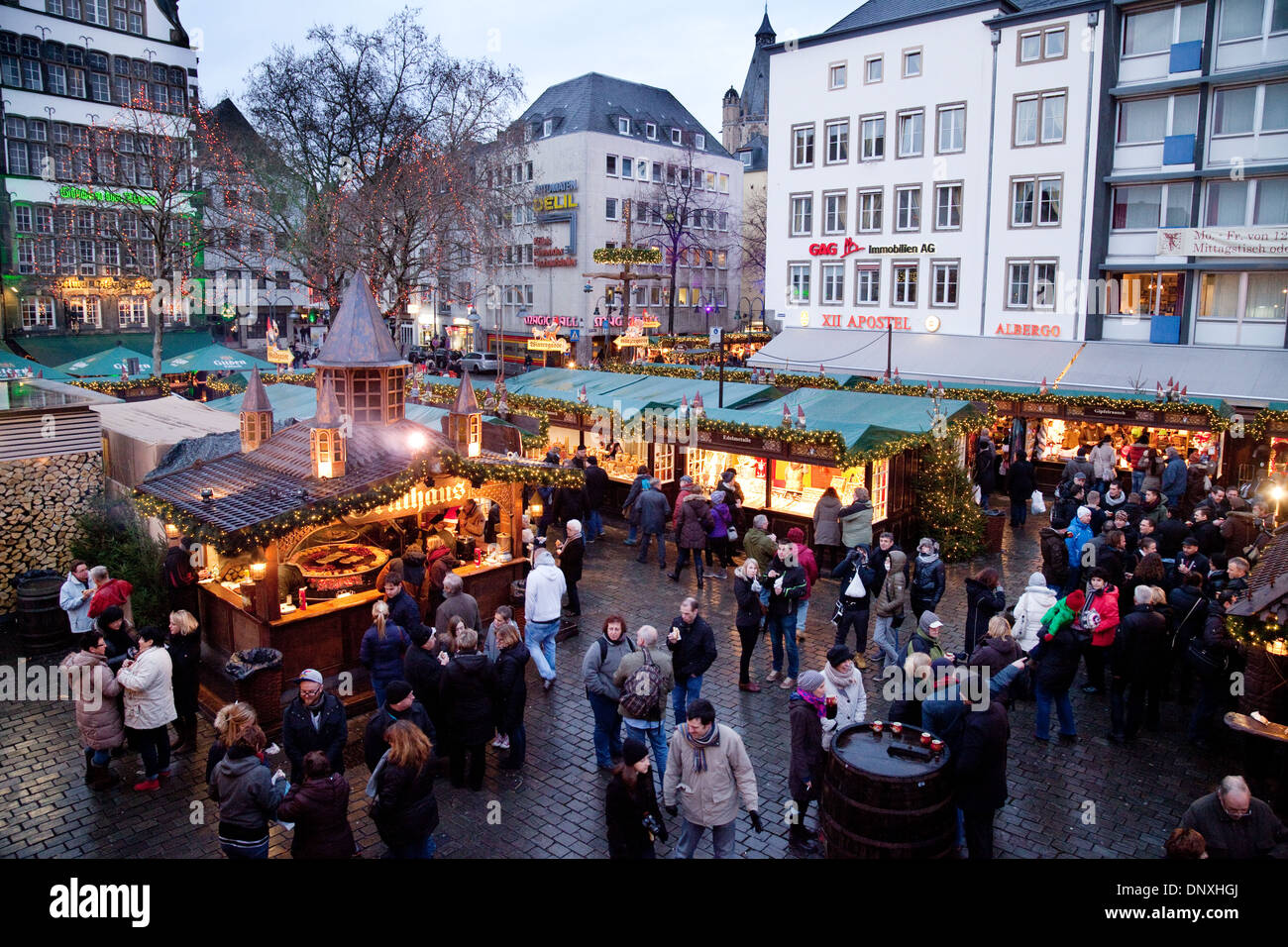 Kölner Weihnachtsmarkt, ein Blick über den alten Markt oder Alter Markt, Köln (Köln), Deutschland, Europa Stockfoto