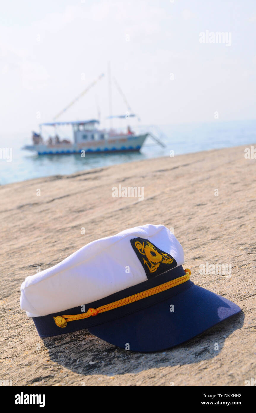 Marine Mütze und Boot im Hintergrund. Stockfoto