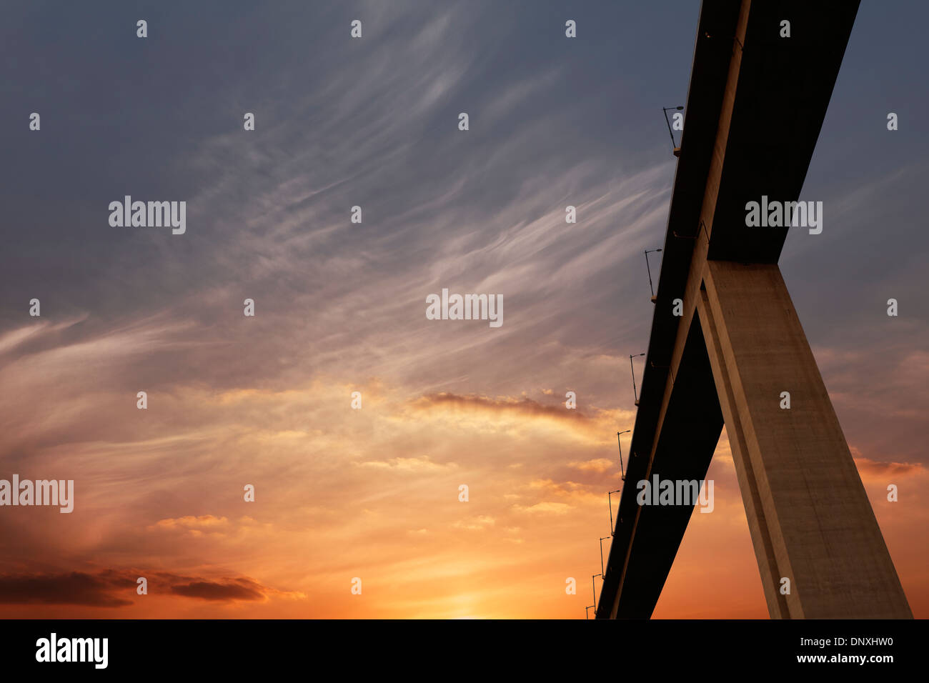 Autobahn über den Himmel mit schönen flammenden Sonnenuntergang durchschneiden Stockfoto