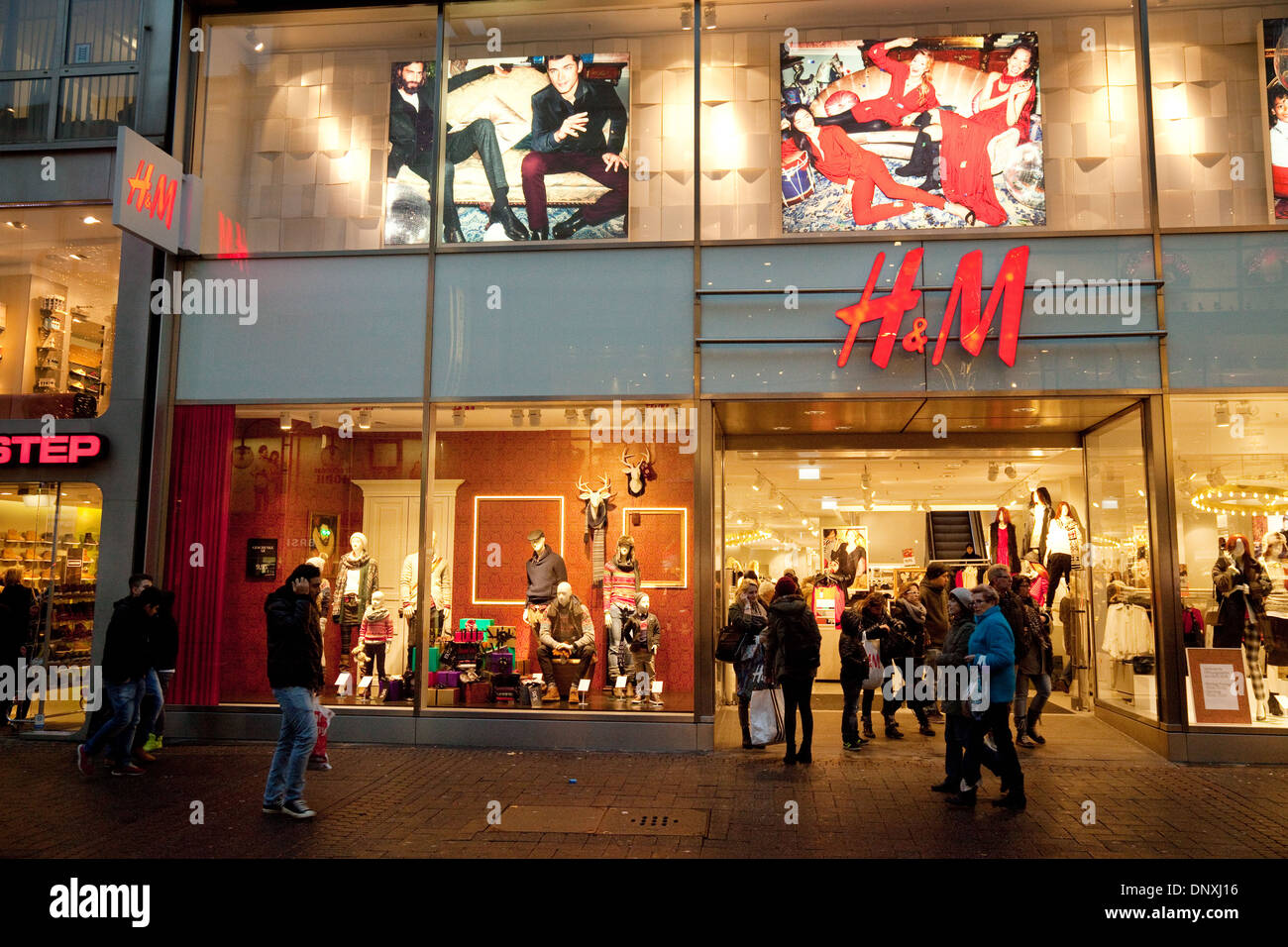 Menschen ausserhalb der H & M Modegeschäft, Köln (Köln), Deutschland, Europa Stockfoto