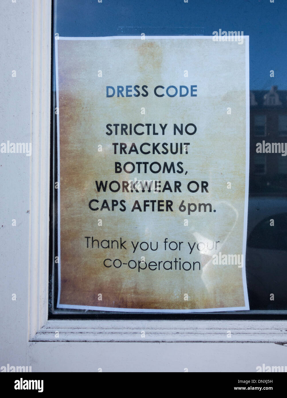 Dress-Code-Zeichen auf Pub Dorr im Nordosten Englands Stockfoto