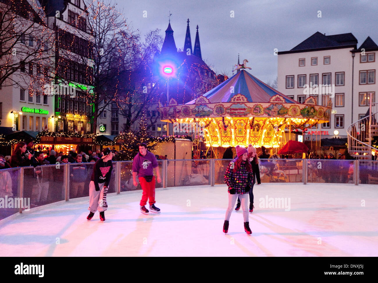 Kölner Weihnachtsmarkt, Eislaufen Menschen, Köln Köln, Deutschland, Europa Stockfoto