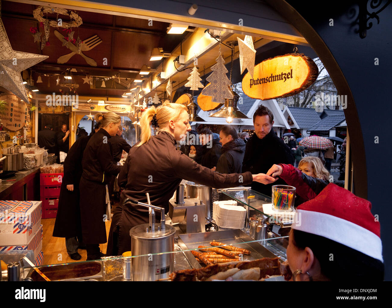 Weihnachtsmarkt Köln; Essen stall Verkauf Putenschnitzel (Putenfleisch), Kunden, Köln (Köln), Deutschland, Europa Stockfoto