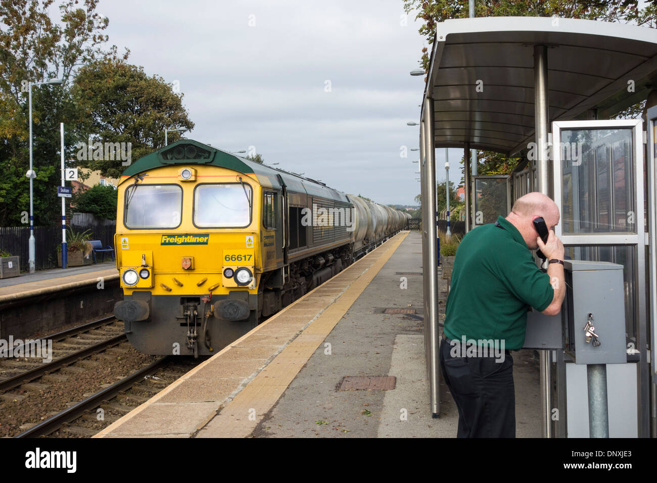 Freightliner Zug Fahrt aufrufen Stellwerk aus Plattform Telefon bei Seaham Station, County Durham, England, UK Stockfoto