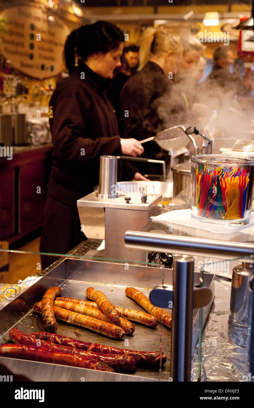 Kölner Weihnachtsmarkt - Wurst (Bratwurst) gekocht wird auf einem Imbissstand, Köln (Köln) Deutschland Europa Stockfoto