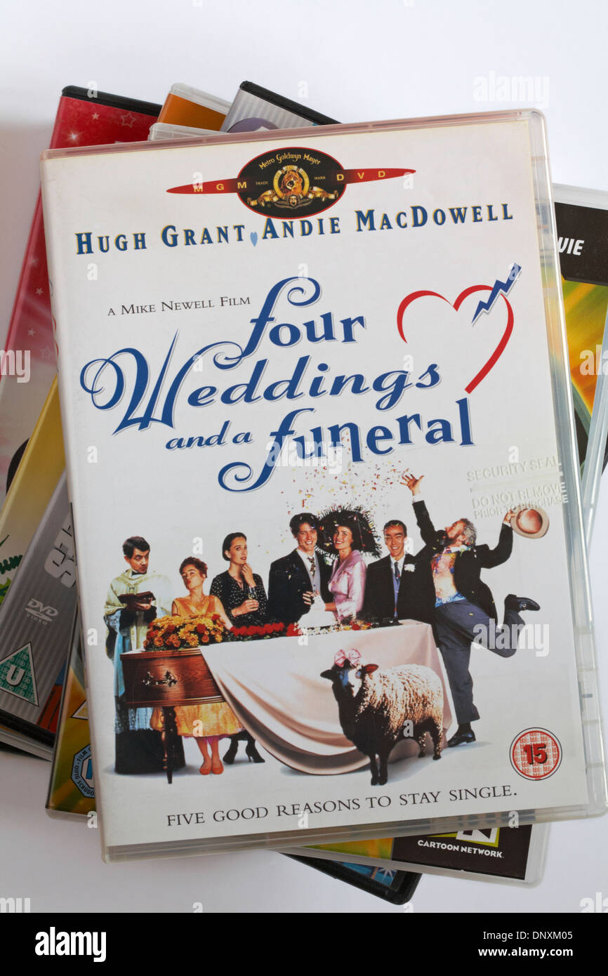 Stapel DVDs mit Vier Hochzeiten und ein Todesfall DVD oben auf weißem Hintergrund Stockfoto