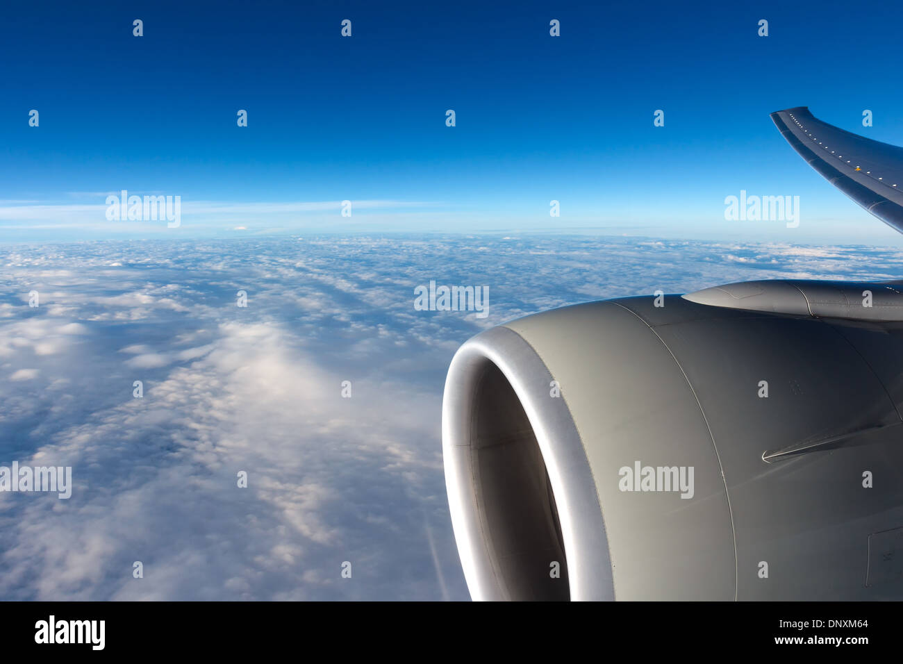 Wolken am Himmel durch Flugzeug Fenster Stockfoto