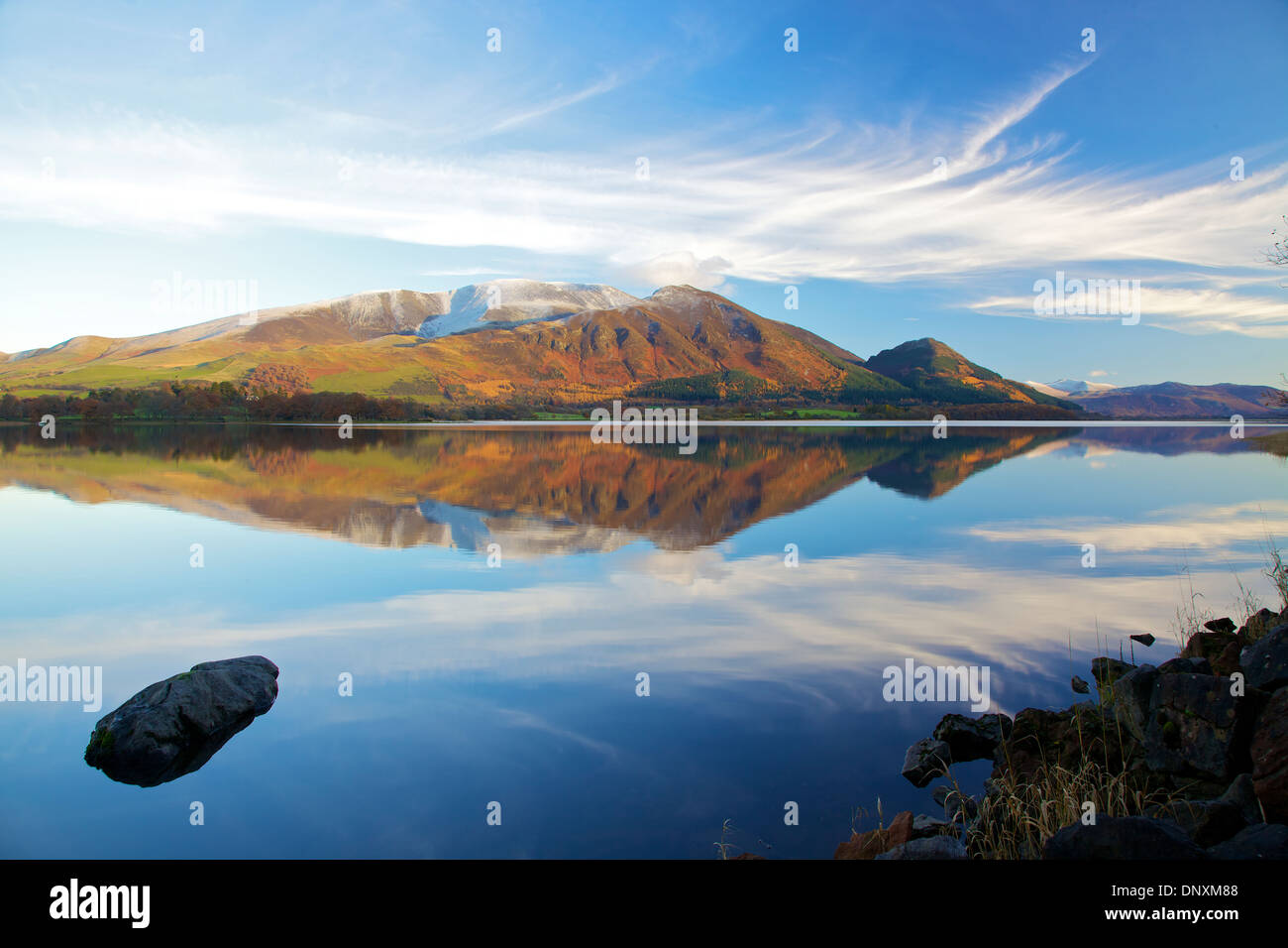 Bassenthwaite Lake mit Skiddaw und Ullock Pike Lake District National Park Cumbria England Vereinigtes Königreich Großbritannien Stockfoto