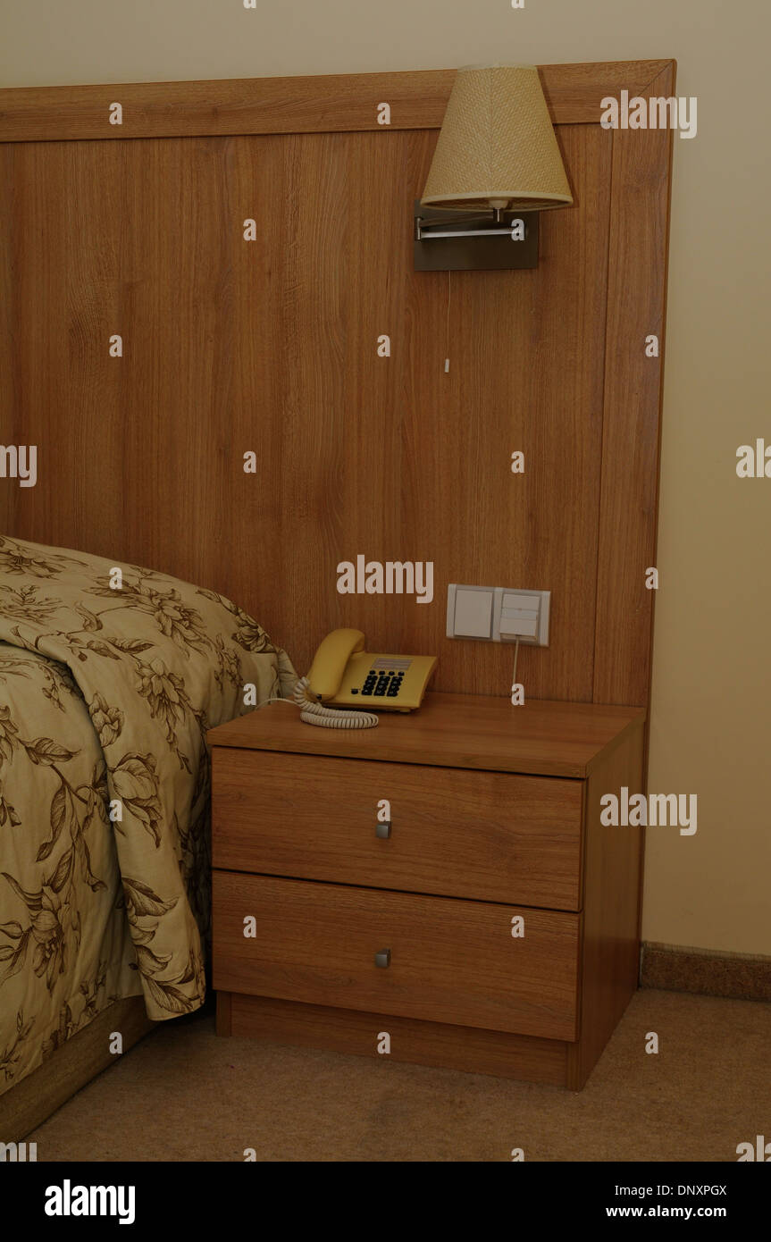 Telefon am Bett. Hotelzimmer. Stockfoto