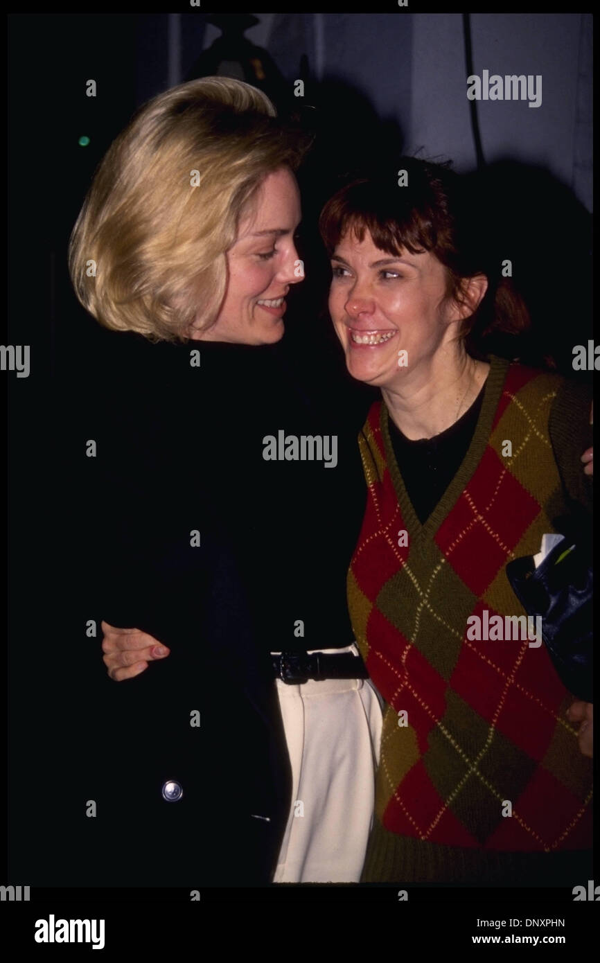 1993;  Hollywood, Kalifornien, USA;  Schauspielerin SHARON STONE und COLLEEN CAMP. Obligatorische Credit: Kathy Hutchins/ZUMA Press. (©) Kathy Hutchins Stockfoto