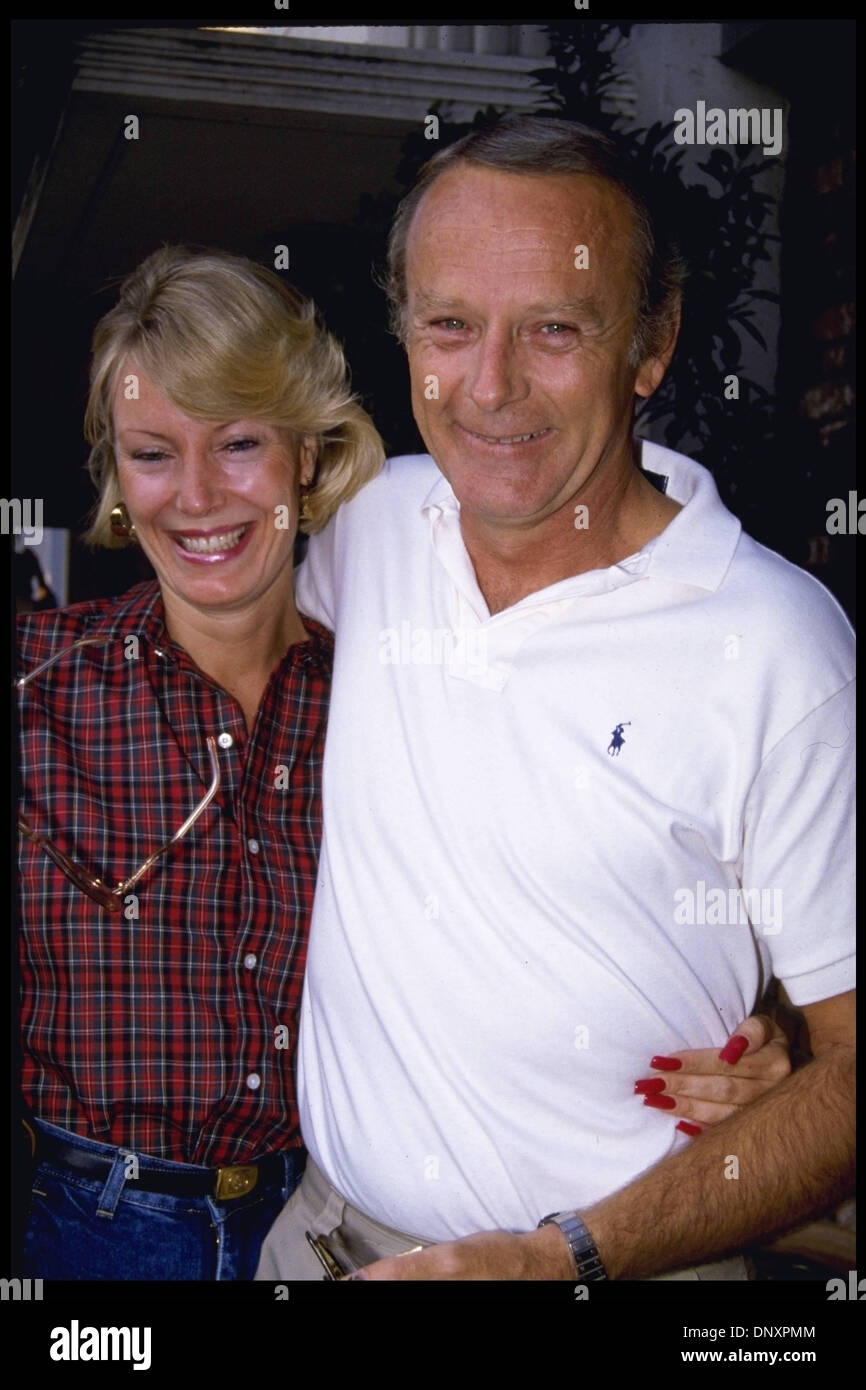 Hollywood, Kalifornien, USA;  "MASH" Schauspieler, LARRY LINVILLE und Frau sind in diesem undatierten Foto dargestellt.  Obligatorische Credit: Kathy Hutchins/ZUMA Press. (©) Kathy Hutchins Stockfoto