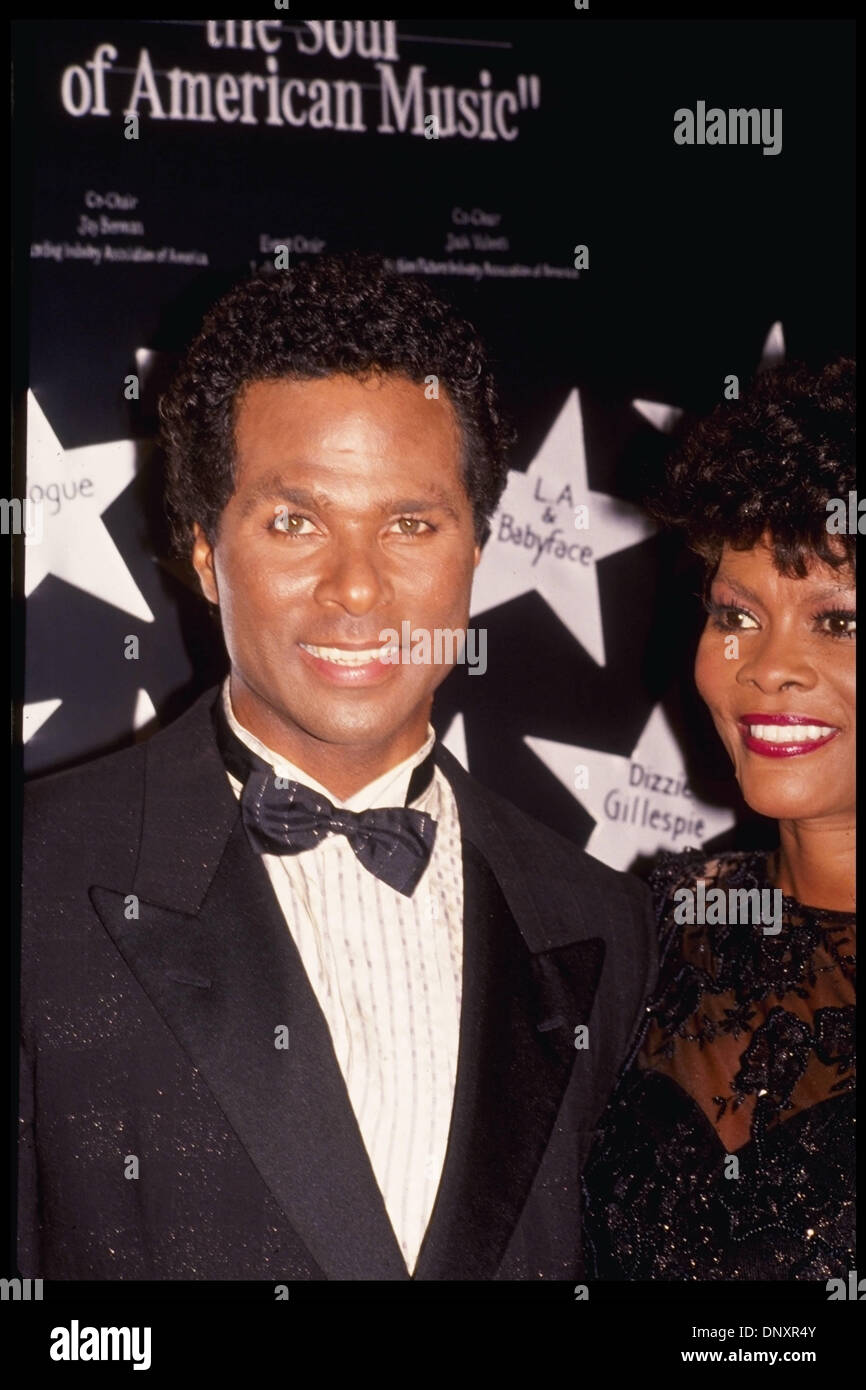 Hollywood Kalifornien Usa Miami Vice Schauspieler Philip Michael Thomas Und Dionne Warwick Besuchen Und Unbekannten Ereignis Auf Einem Unbekannten Zeitpunkt Obligatorische Credit Kathy Hutchins Zuma Press C Kathy Hutchins Stockfotografie Alamy