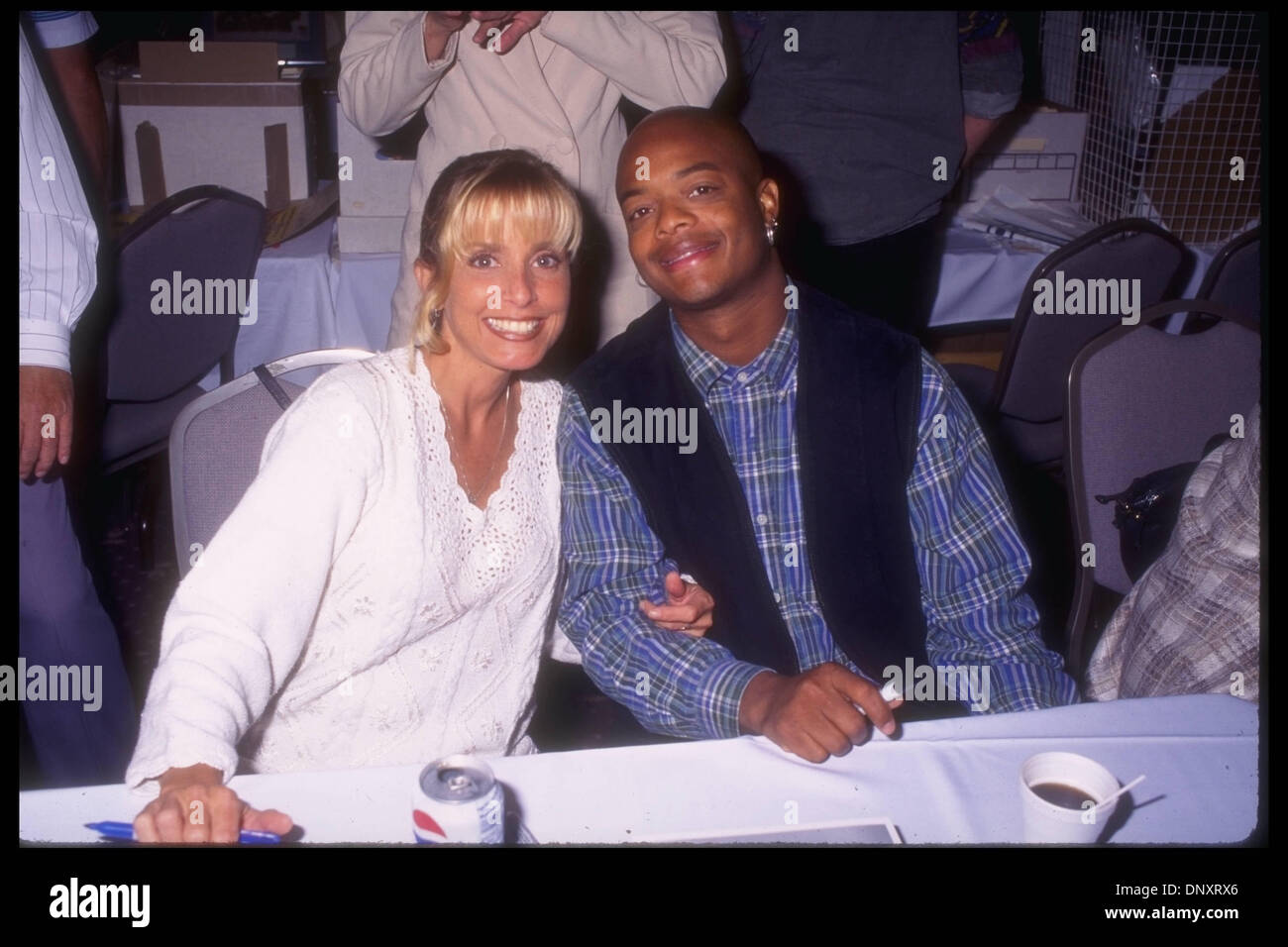 5. Oktober 1996; Hollywood, Kalifornien, USA; Ehemalige "Different Strokes" Castmates DANA PLATO und TODD BRIDGES besuchen der Ray Gerichte Erinnerungsstücke Show im Hotel Beverly Garland.  Obligatorische Credit: Kathy Hutchins/ZUMA Press. (©) Kathy Hutchins Stockfoto