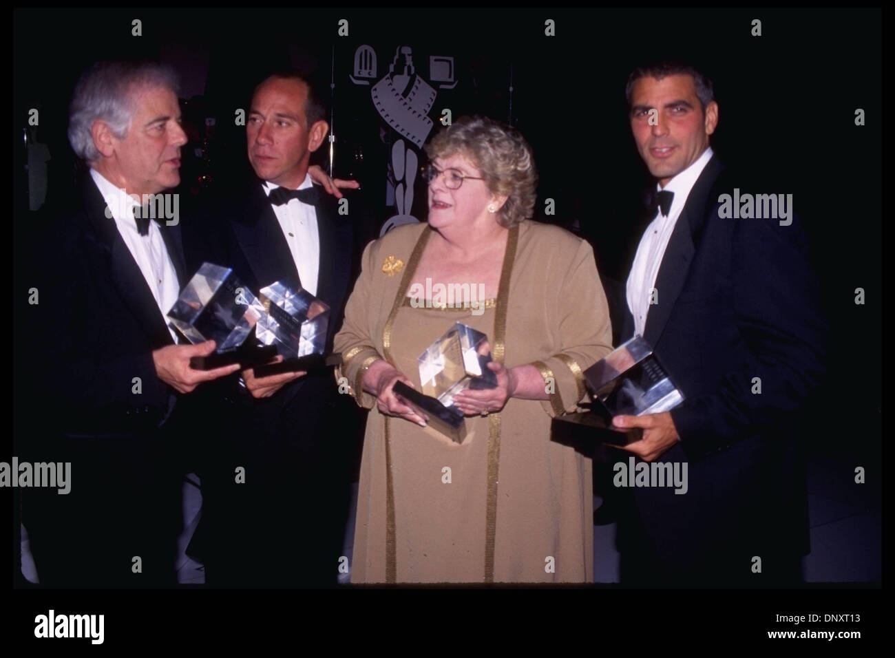 5. Oktober 1996; Hollywood, Kalifornien, USA; NICK CLOONEY, ROSEMARY CLOONEY, GEORGE CLOONEY und MIGUEL FERRER besuchen die Eröffnung Hollywood Entertainment Museum am 5. Oktober 1996. Obligatorische Credit: Kathy Hutchins/ZUMA Press. (©) Kathy Hutchins Stockfoto